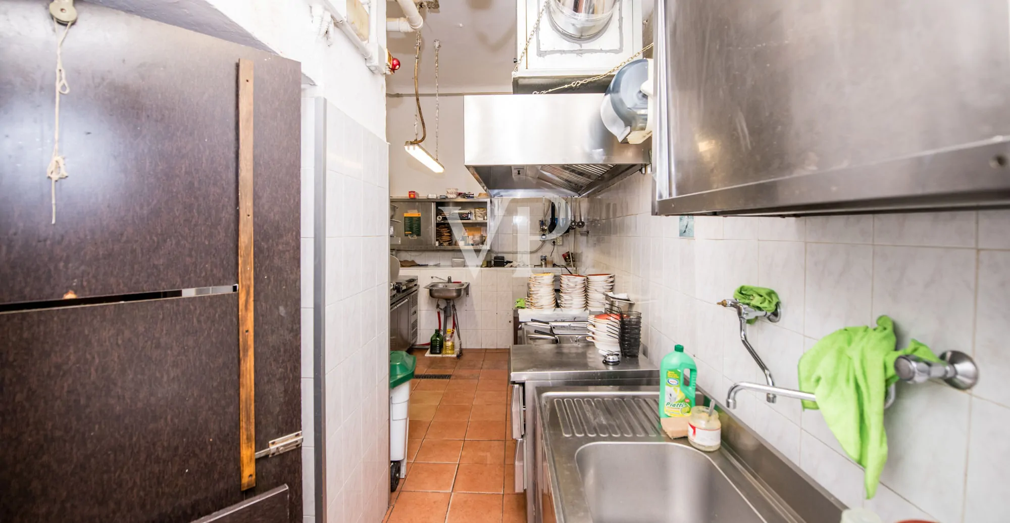 Geschäft mit zwei Fenstern in der Viale Monte Nero