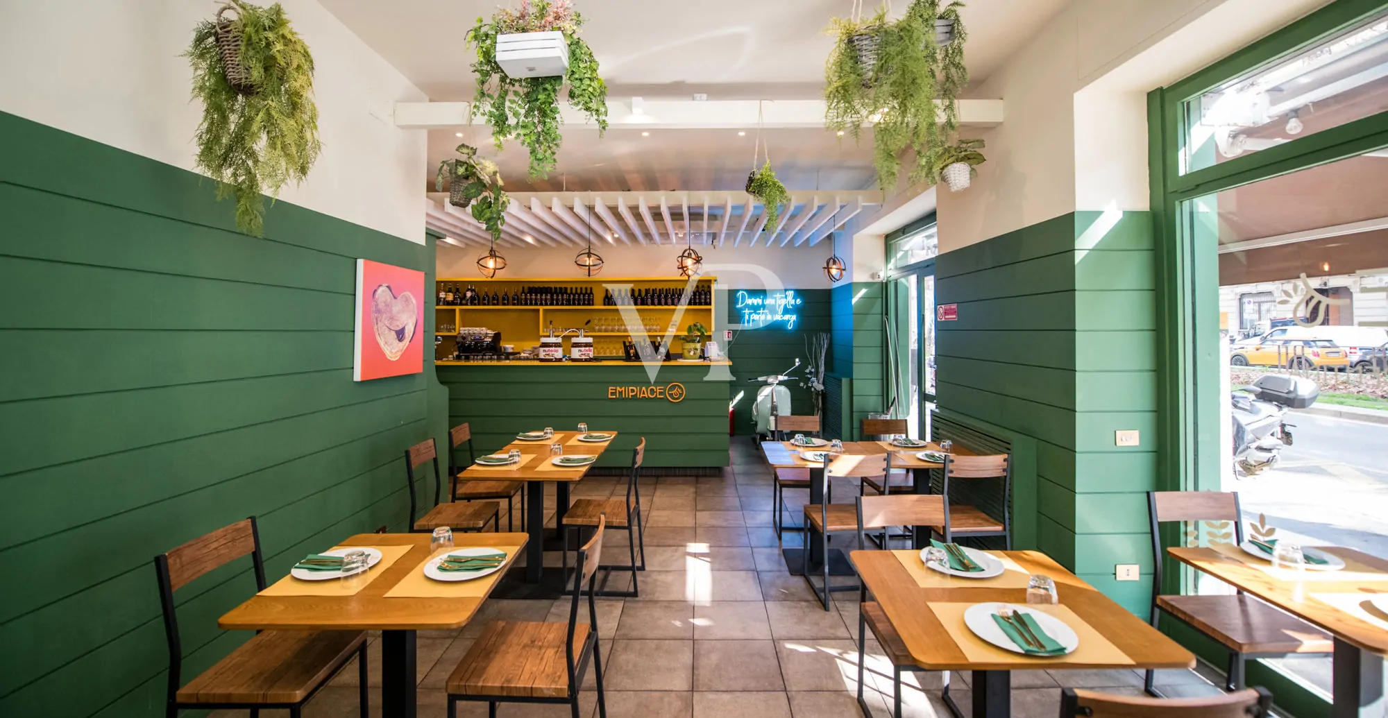 Geschäft mit zwei Fenstern in der Viale Monte Nero