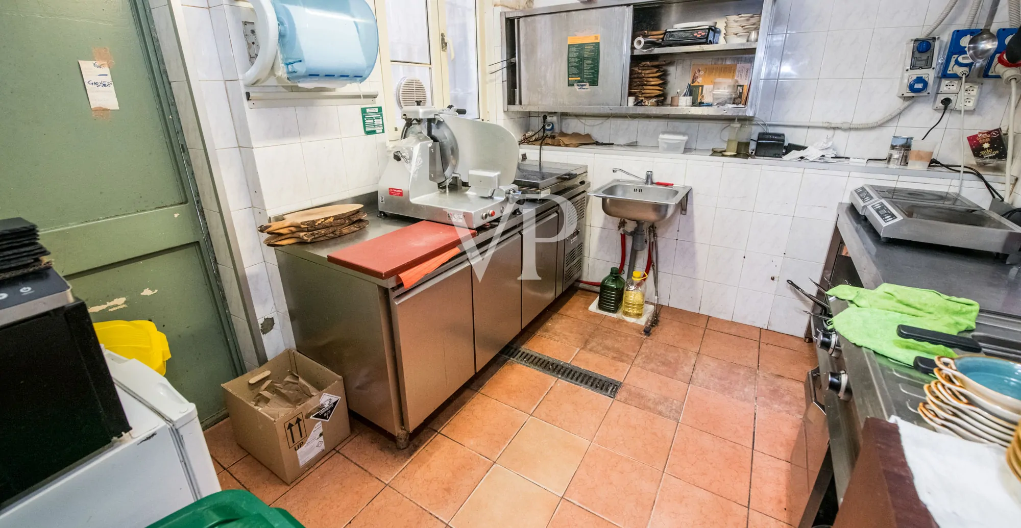 Geschäft mit zwei Fenstern in der Viale Monte Nero