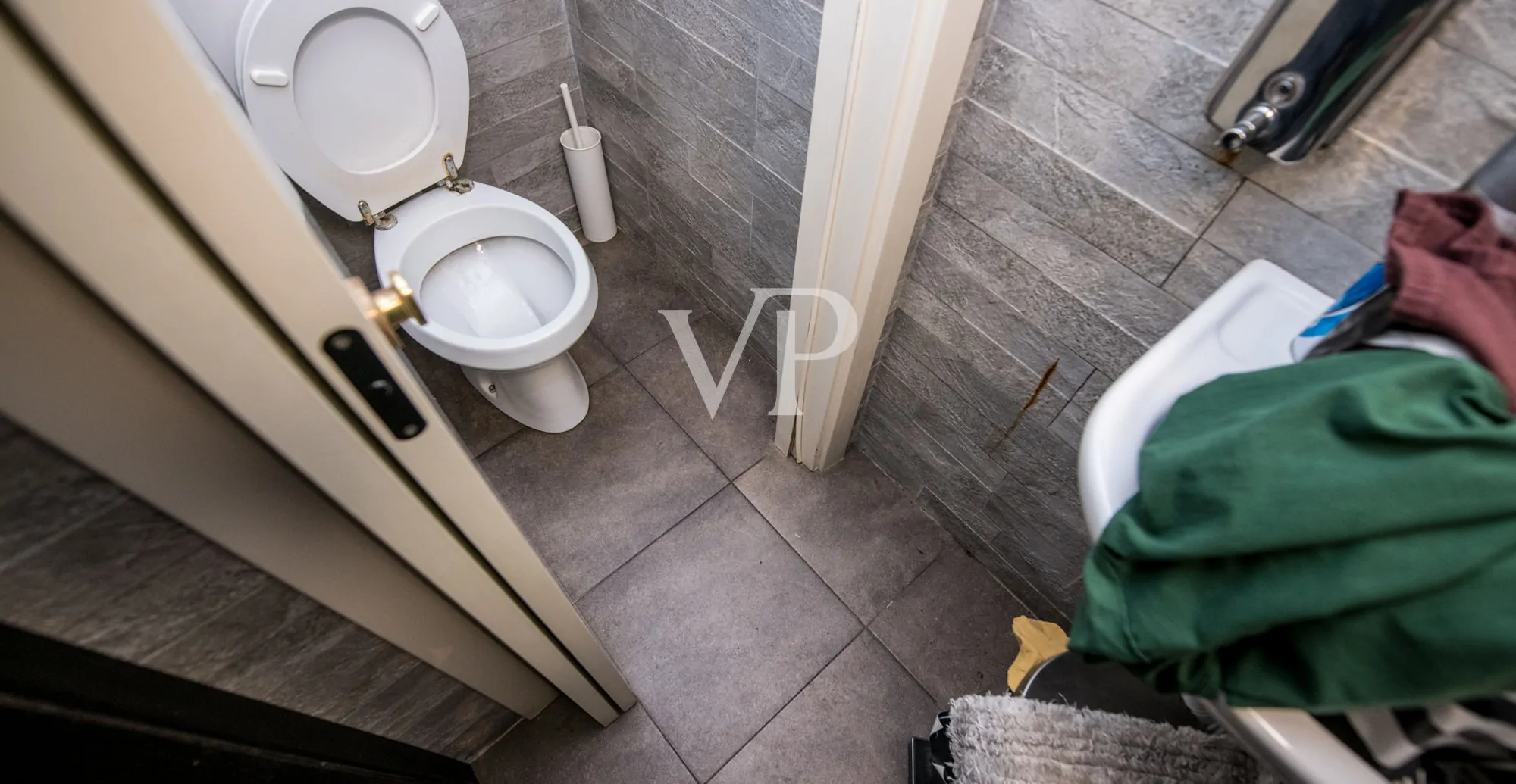 Geschäft mit zwei Fenstern in der Viale Monte Nero