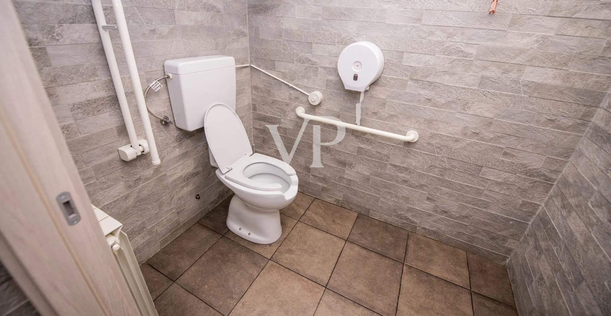 Geschäft mit zwei Fenstern in der Viale Monte Nero