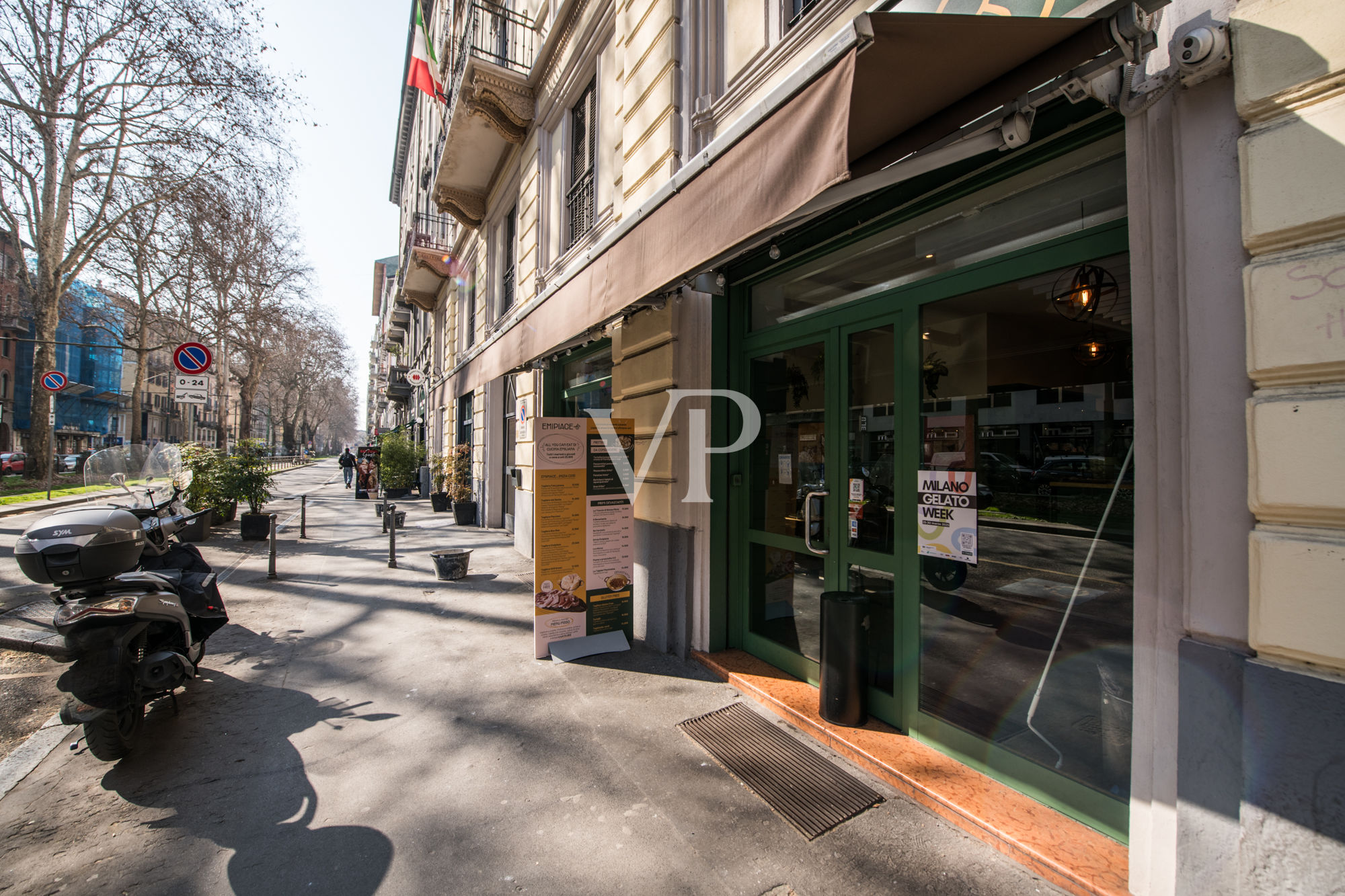 Geschäft mit zwei Fenstern in der Viale Monte Nero