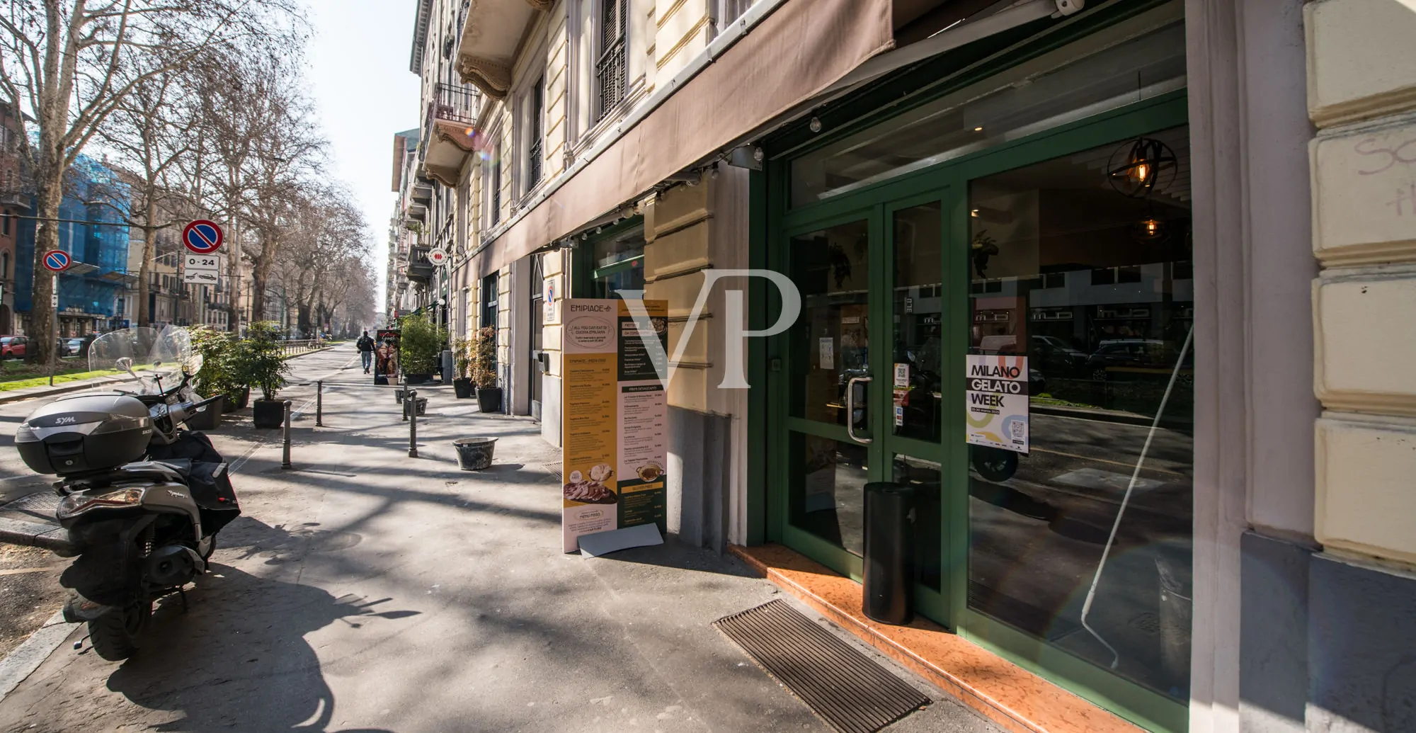 Geschäft mit zwei Fenstern in der Viale Monte Nero
