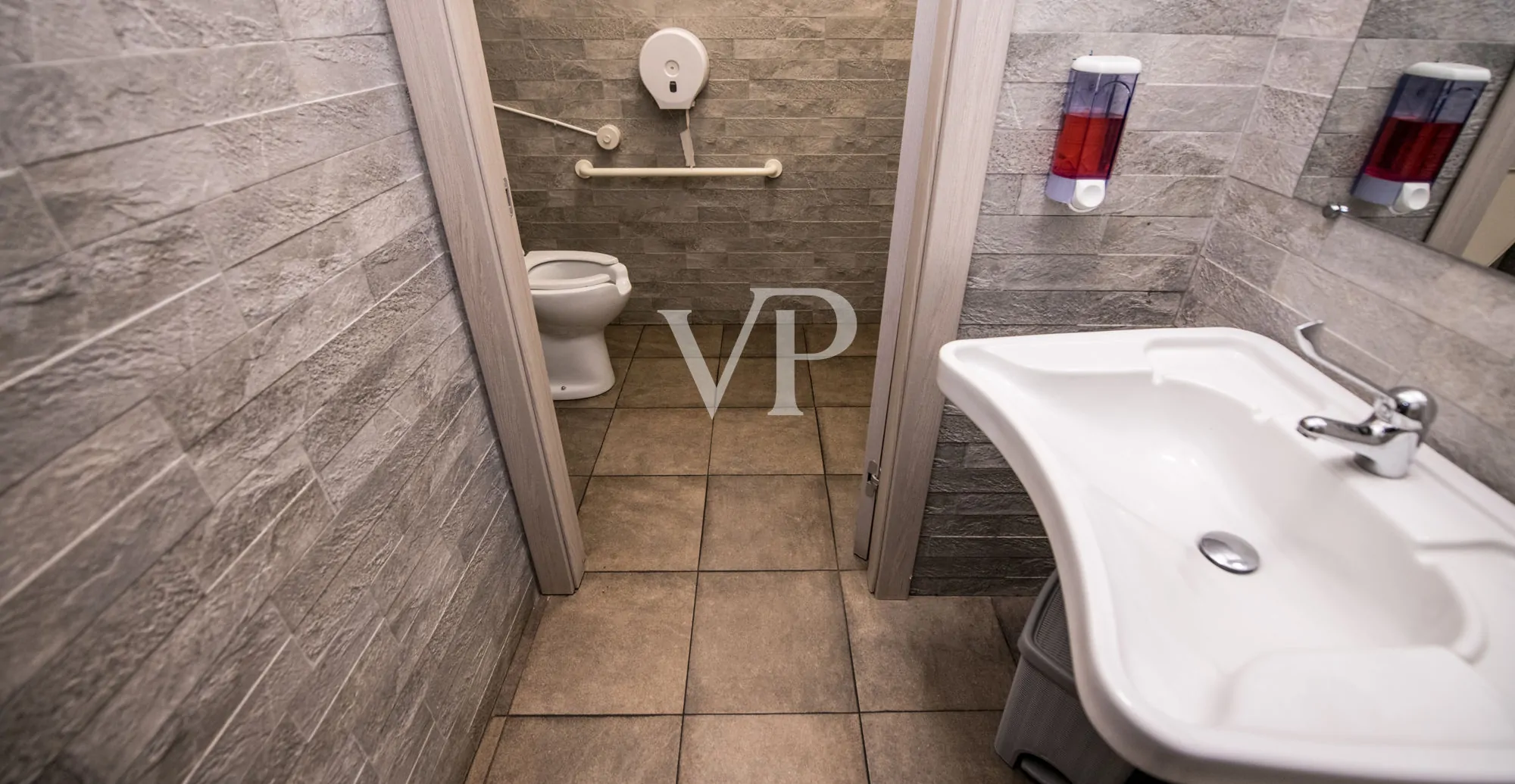 Geschäft mit zwei Fenstern in der Viale Monte Nero