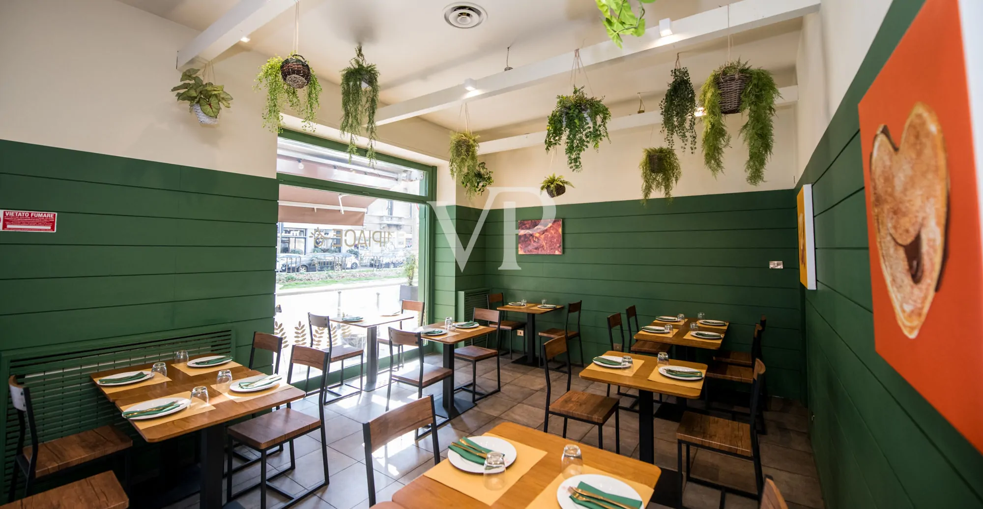 Geschäft mit zwei Fenstern in der Viale Monte Nero