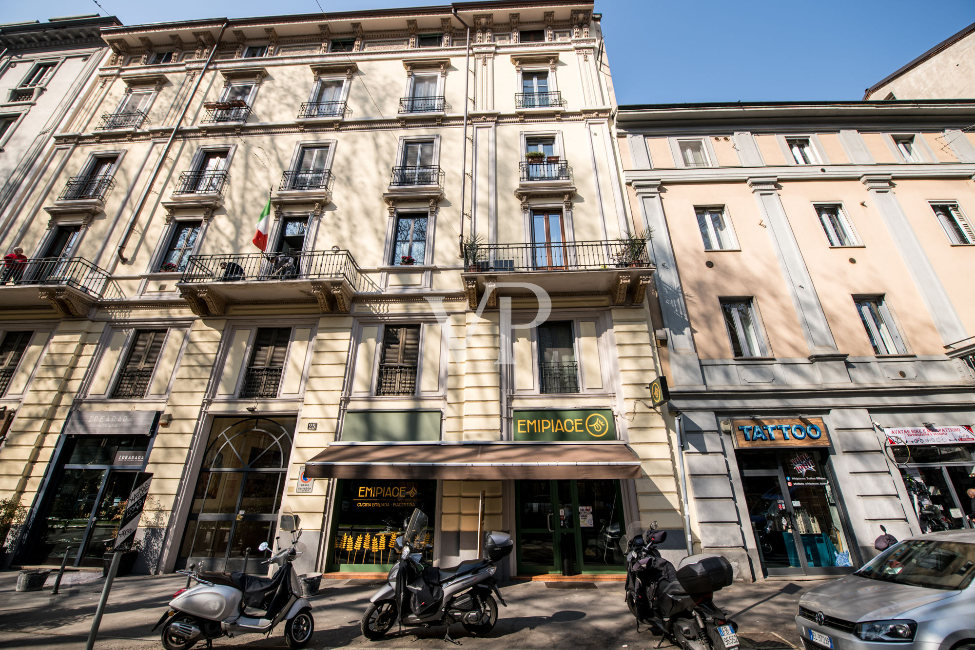 Magasin avec deux vitrines à Viale Monte Nero