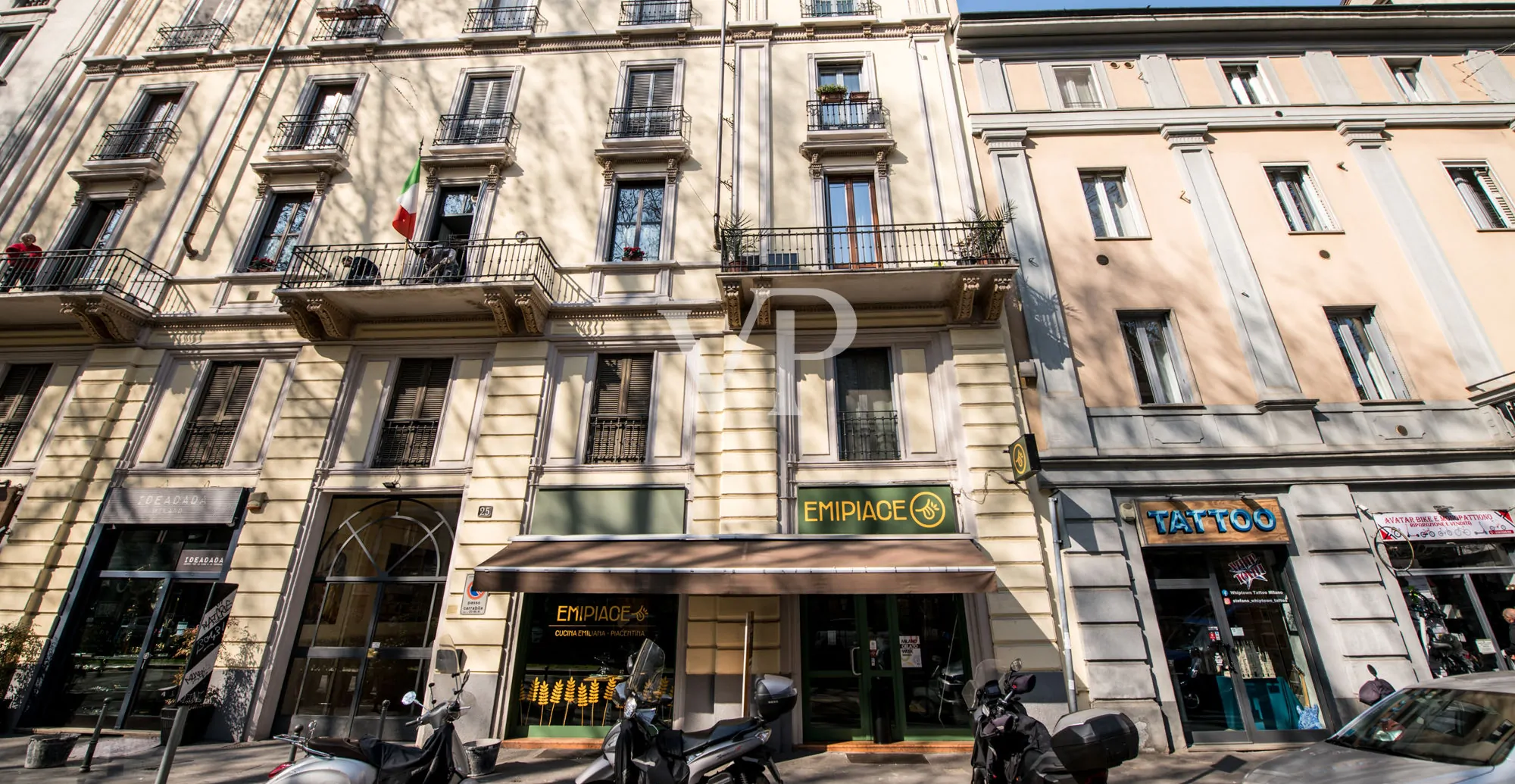 Geschäft mit zwei Fenstern in der Viale Monte Nero