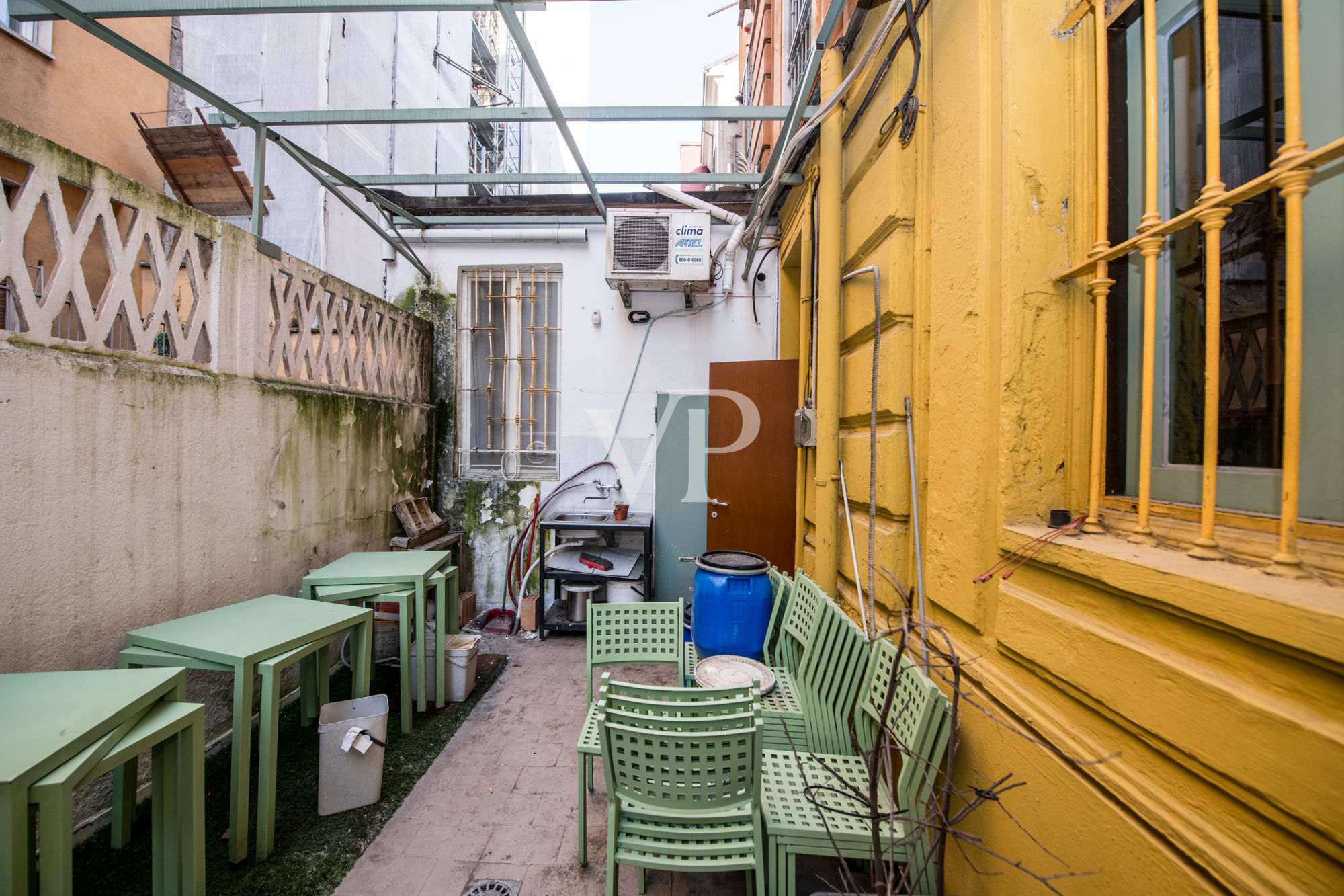 Store with two windows on Monte Nero Avenue