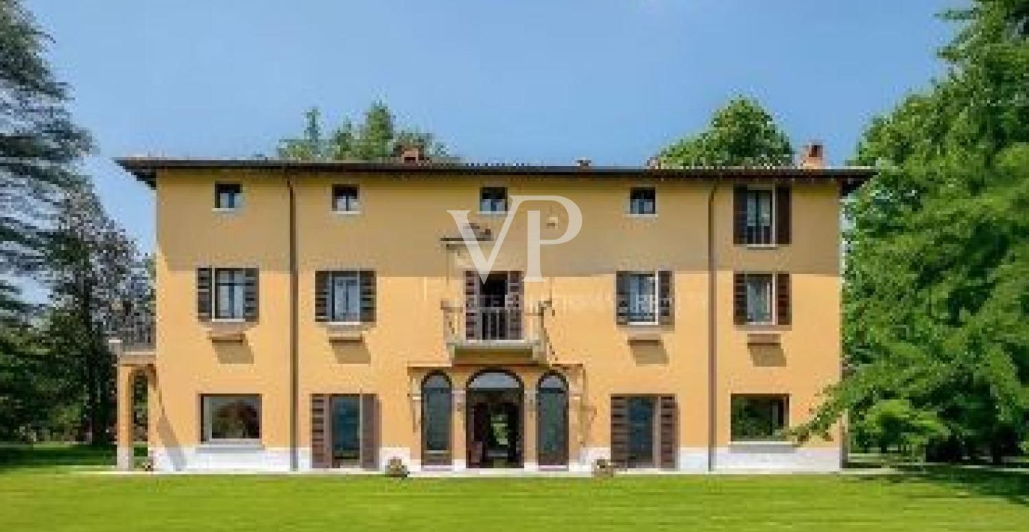 Villa storica sul lago di Annone Brianza, con piscina