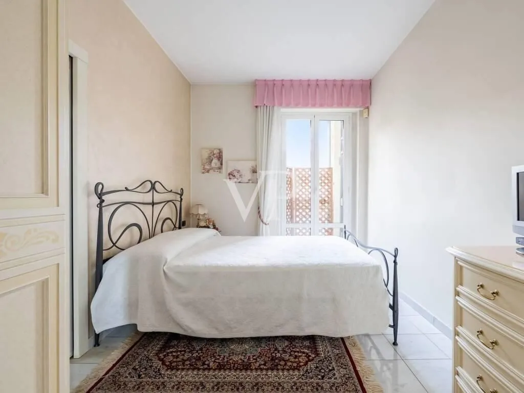 Panoramic four-room apartment with three bathrooms and three balconies