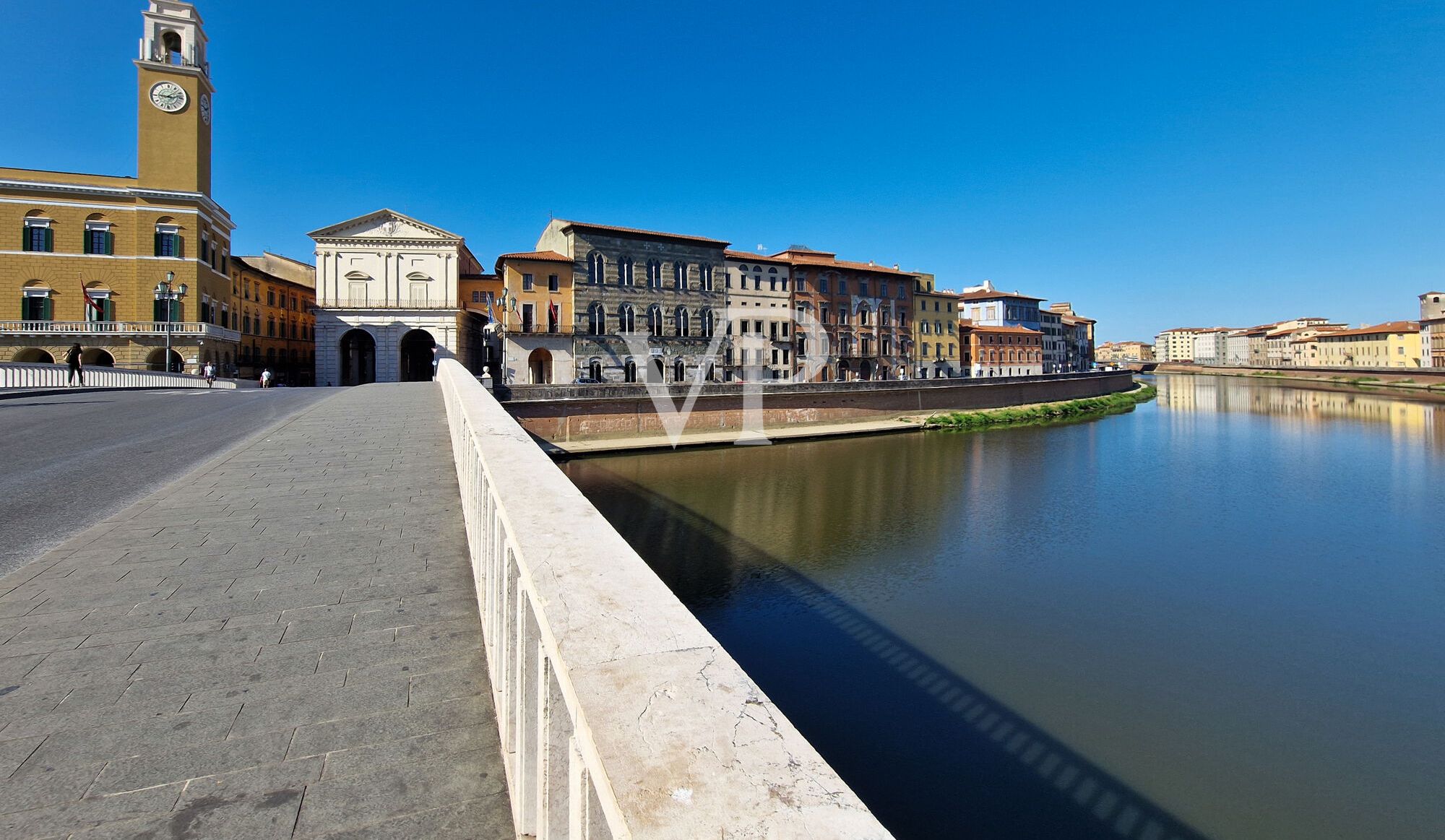 Palazzo Storico sul Lungarno – Residenza Rinascimentale con Comfort Moderni a Pisa