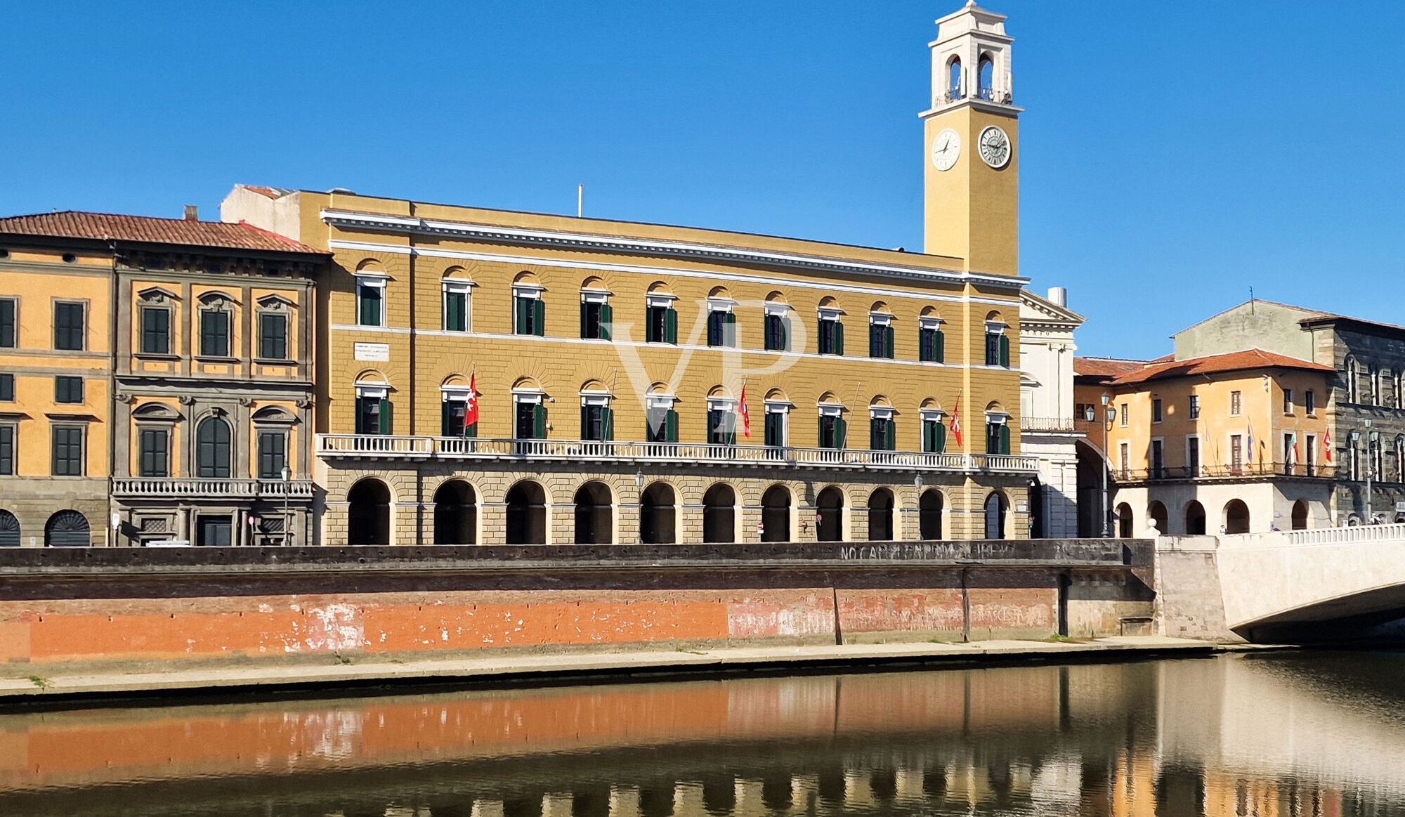 Palazzo Storico sul Lungarno – Residenza Rinascimentale con Comfort Moderni a Pisa