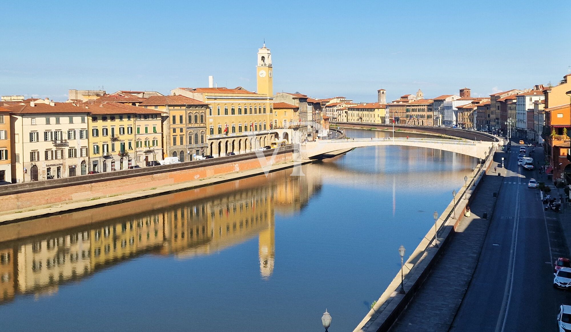 Palazzo Storico sul Lungarno – Residenza Rinascimentale con Comfort Moderni a Pisa