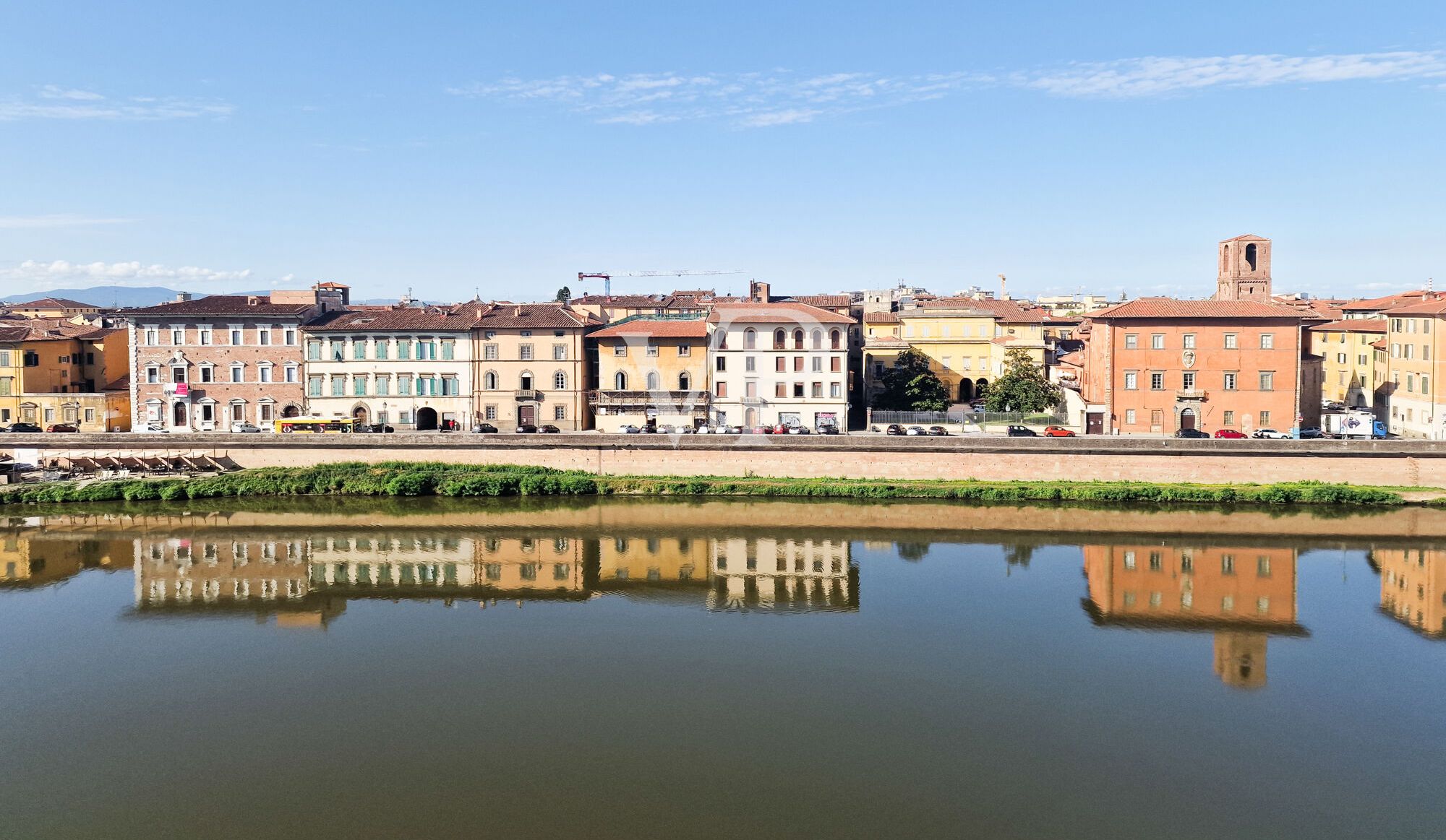 Palazzo Storico sul Lungarno – Residenza Rinascimentale con Comfort Moderni a Pisa