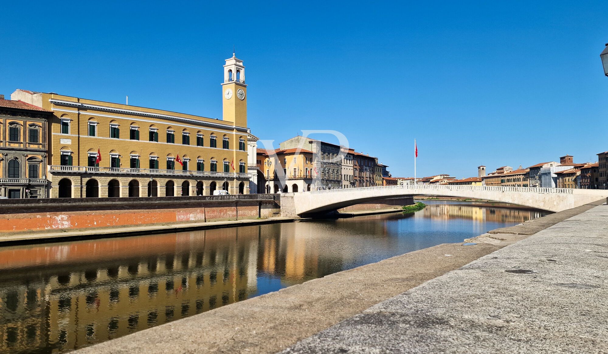 Palazzo Storico sul Lungarno – Residenza Rinascimentale con Comfort Moderni a Pisa