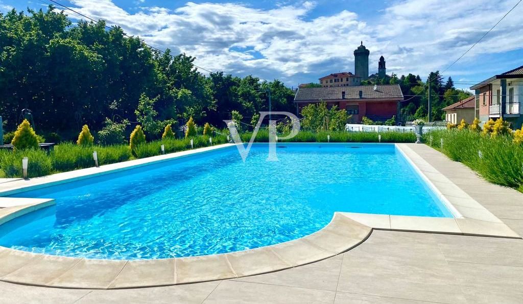 Villa mit Pool in der grünen piemontesischen Landschaft