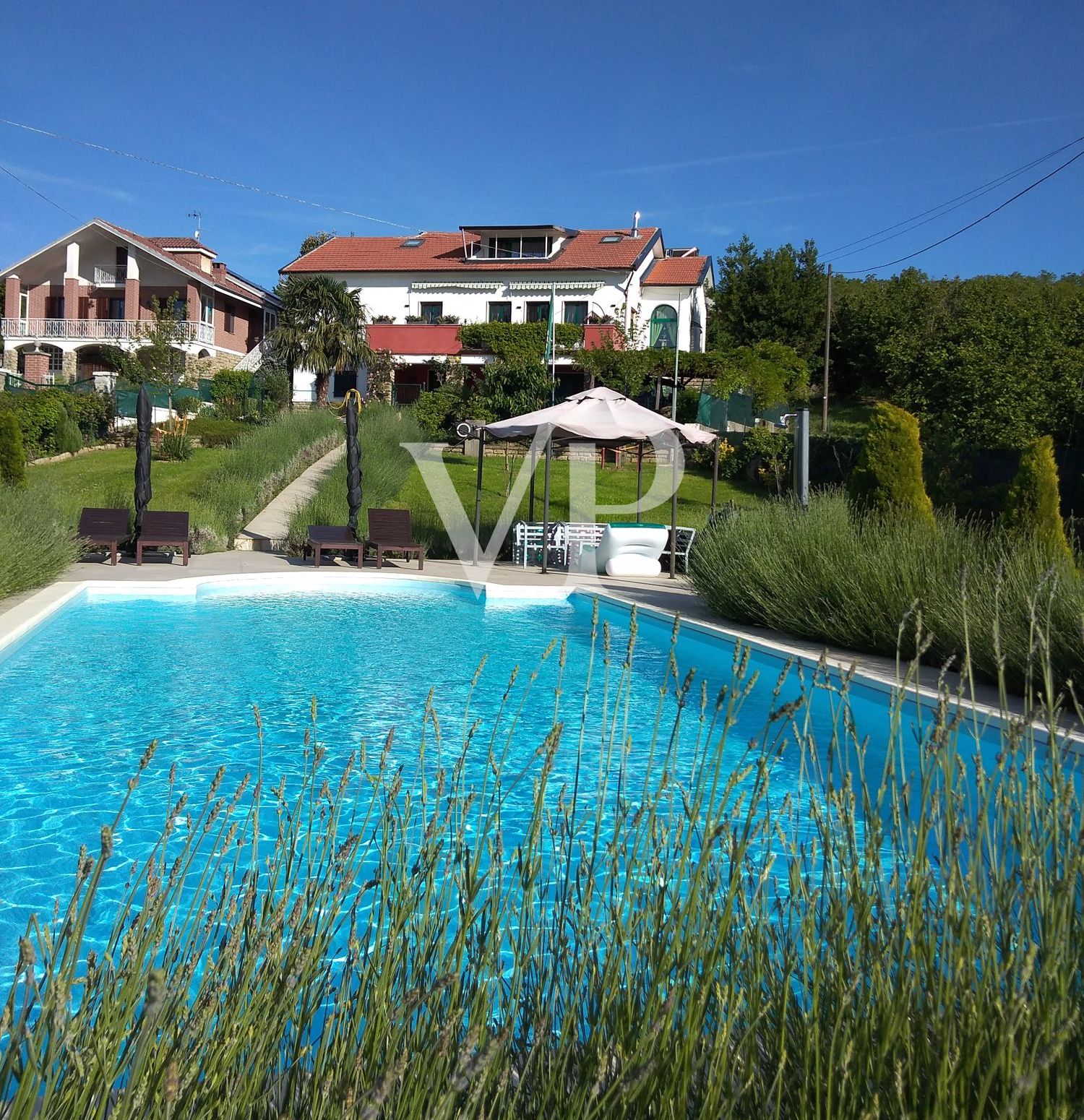 Villa mit Pool in der grünen piemontesischen Landschaft