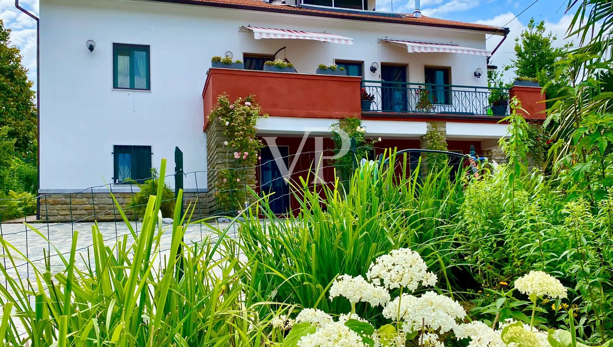 Villa con piscina nella verde campagna piemontese