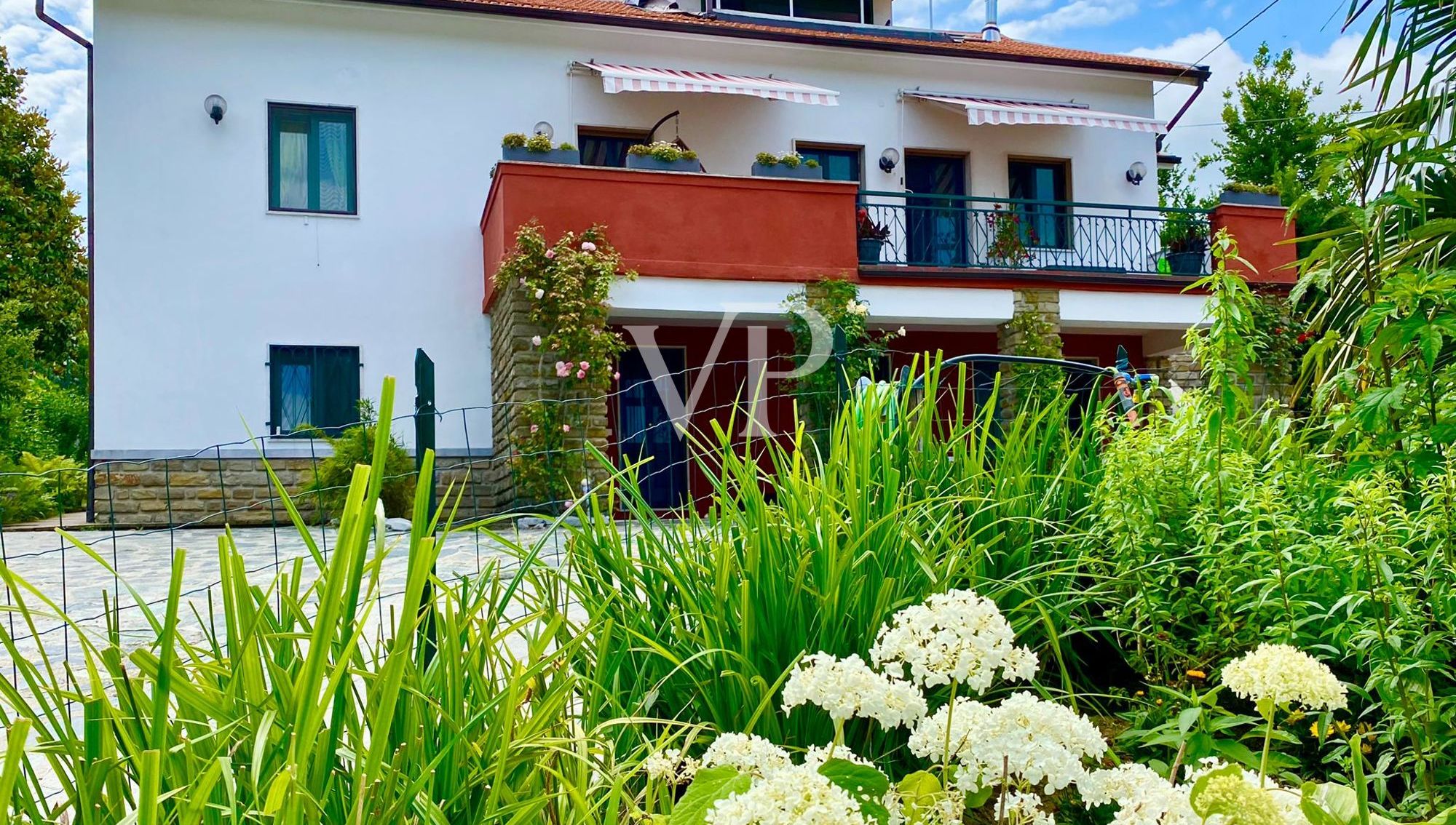 Villa mit Pool in der grünen piemontesischen Landschaft