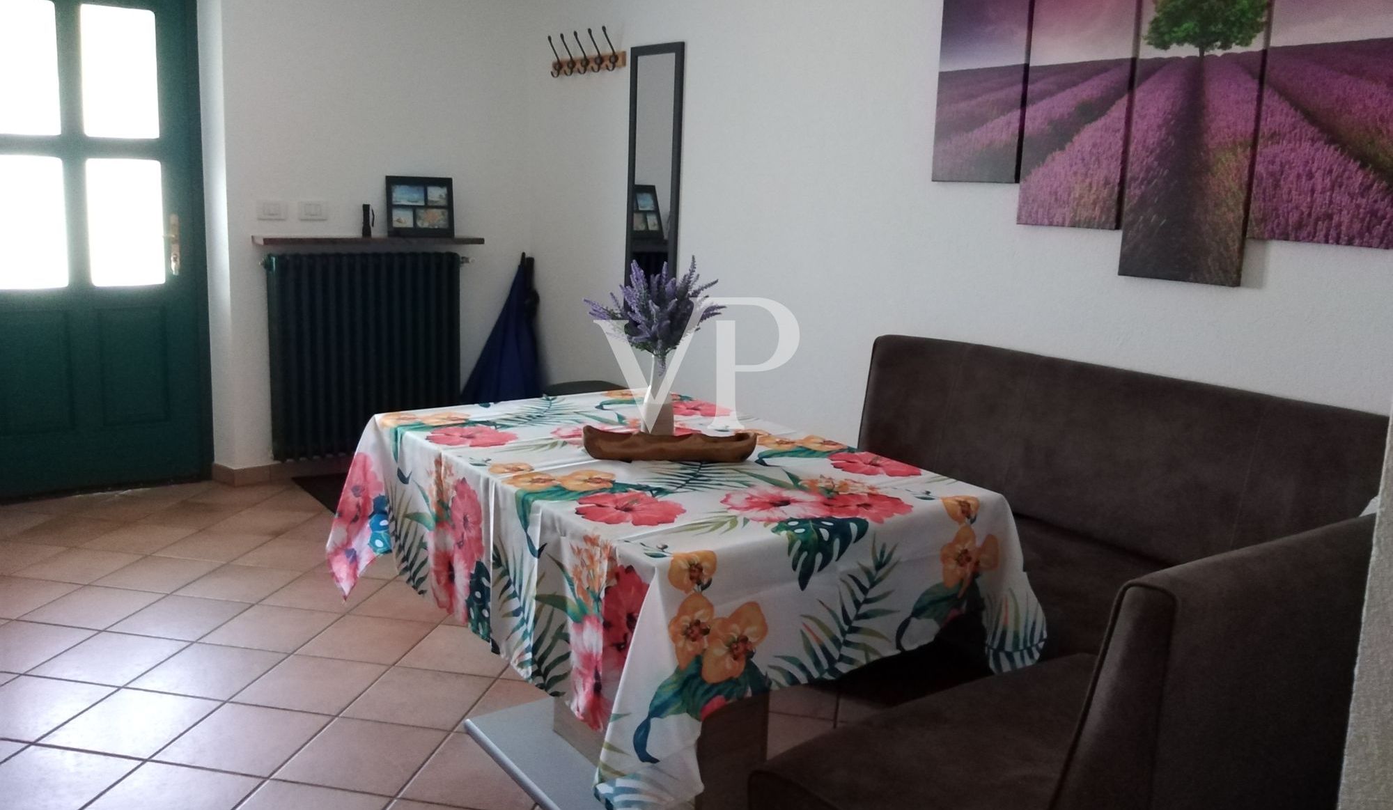 Villa mit Pool in der grünen piemontesischen Landschaft