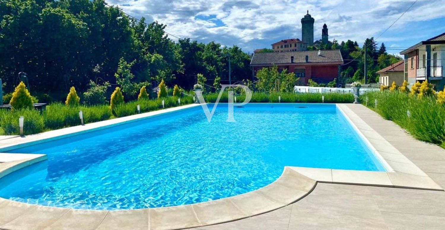 Villa mit Pool in der grünen piemontesischen Landschaft