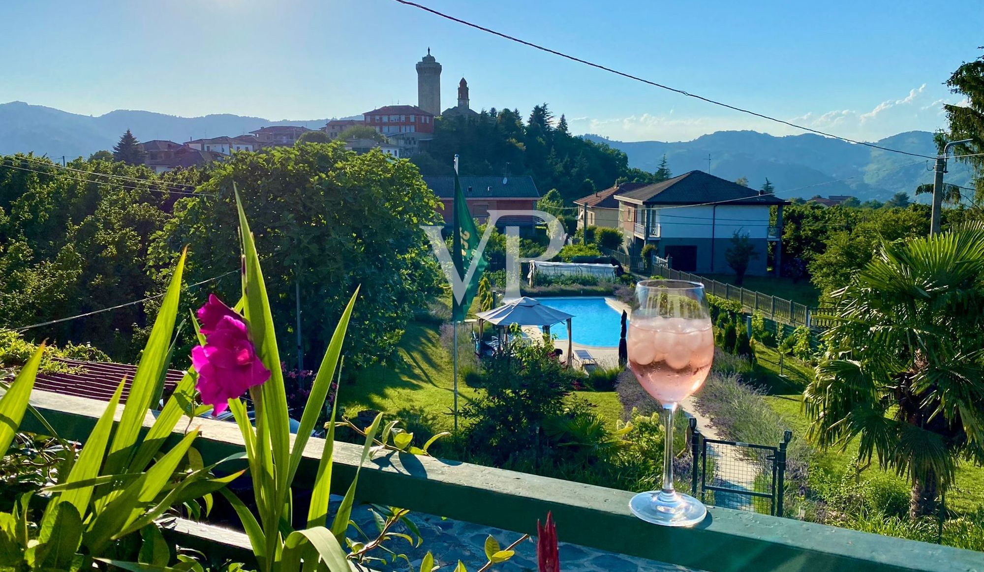 Villa mit Pool in der grünen piemontesischen Landschaft