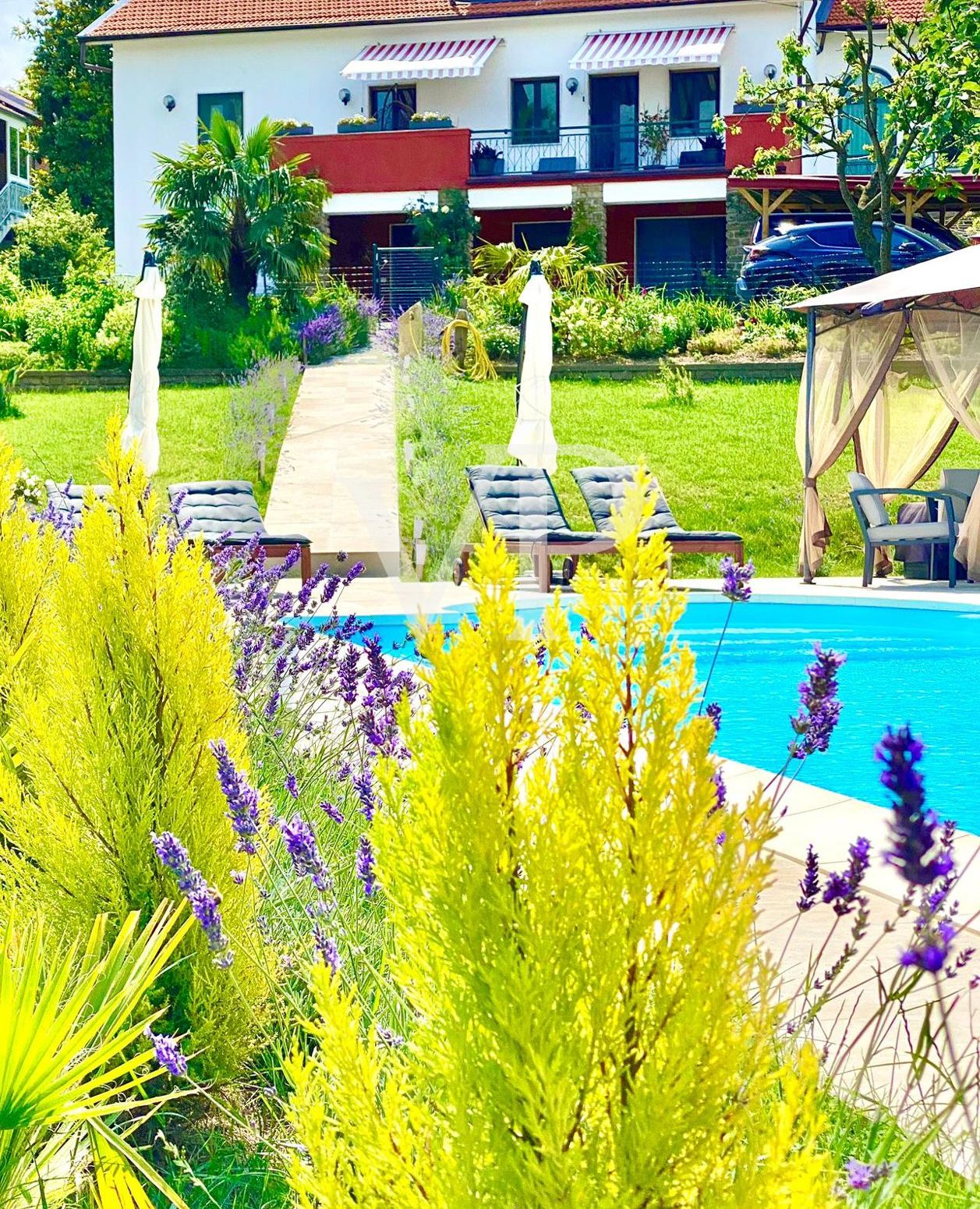 Villa mit Pool in der grünen piemontesischen Landschaft