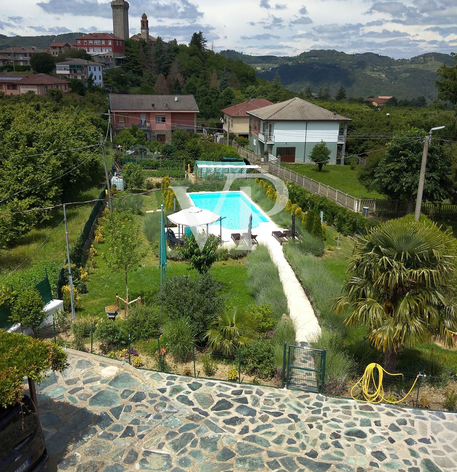 Villa mit Pool in der grünen piemontesischen Landschaft