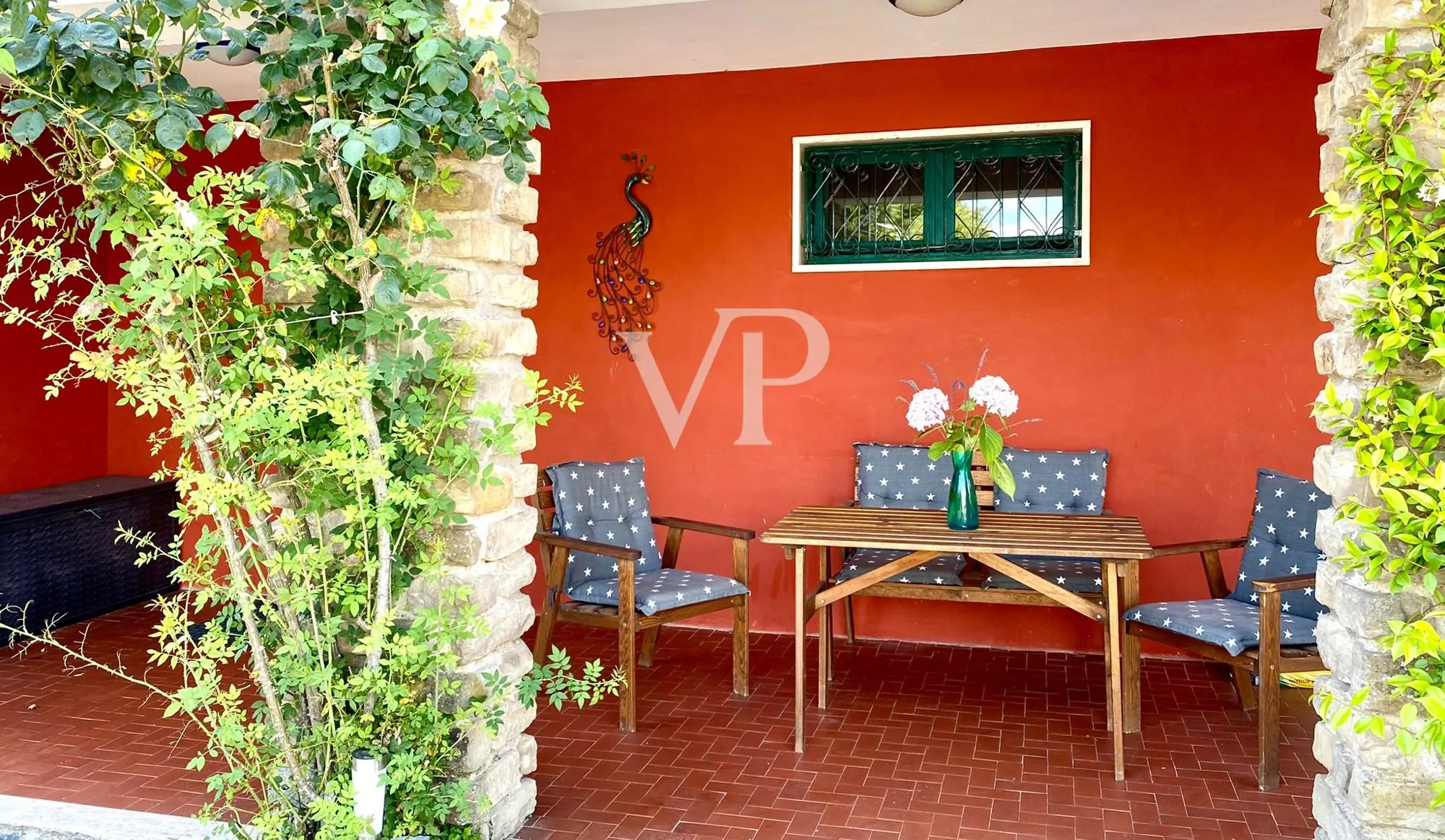 Villa con piscina nella verde campagna piemontese