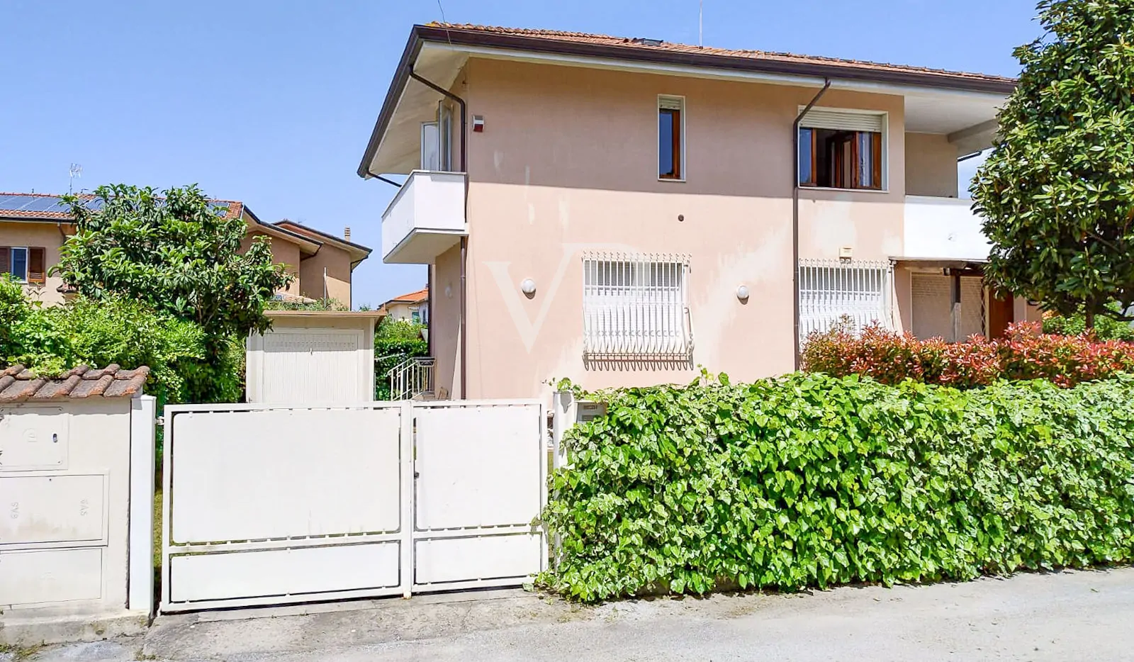 Casa adosada independiente con jardín y terraza