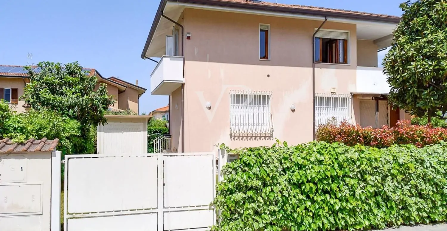 Casa adosada independiente con jardín y terraza