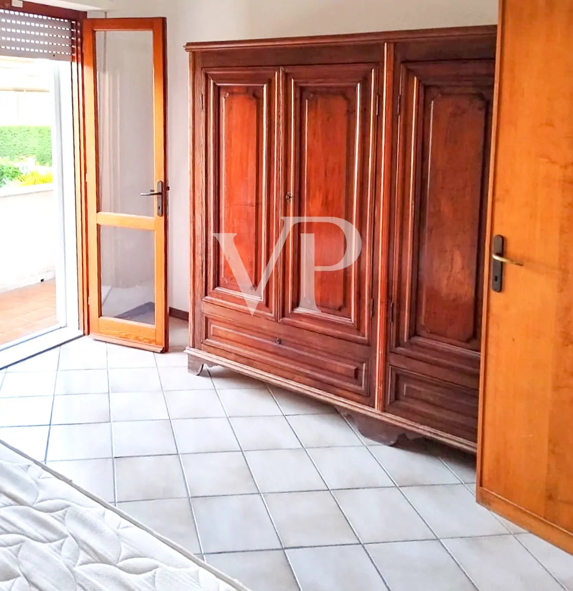 Casa adosada independiente con jardín y terraza