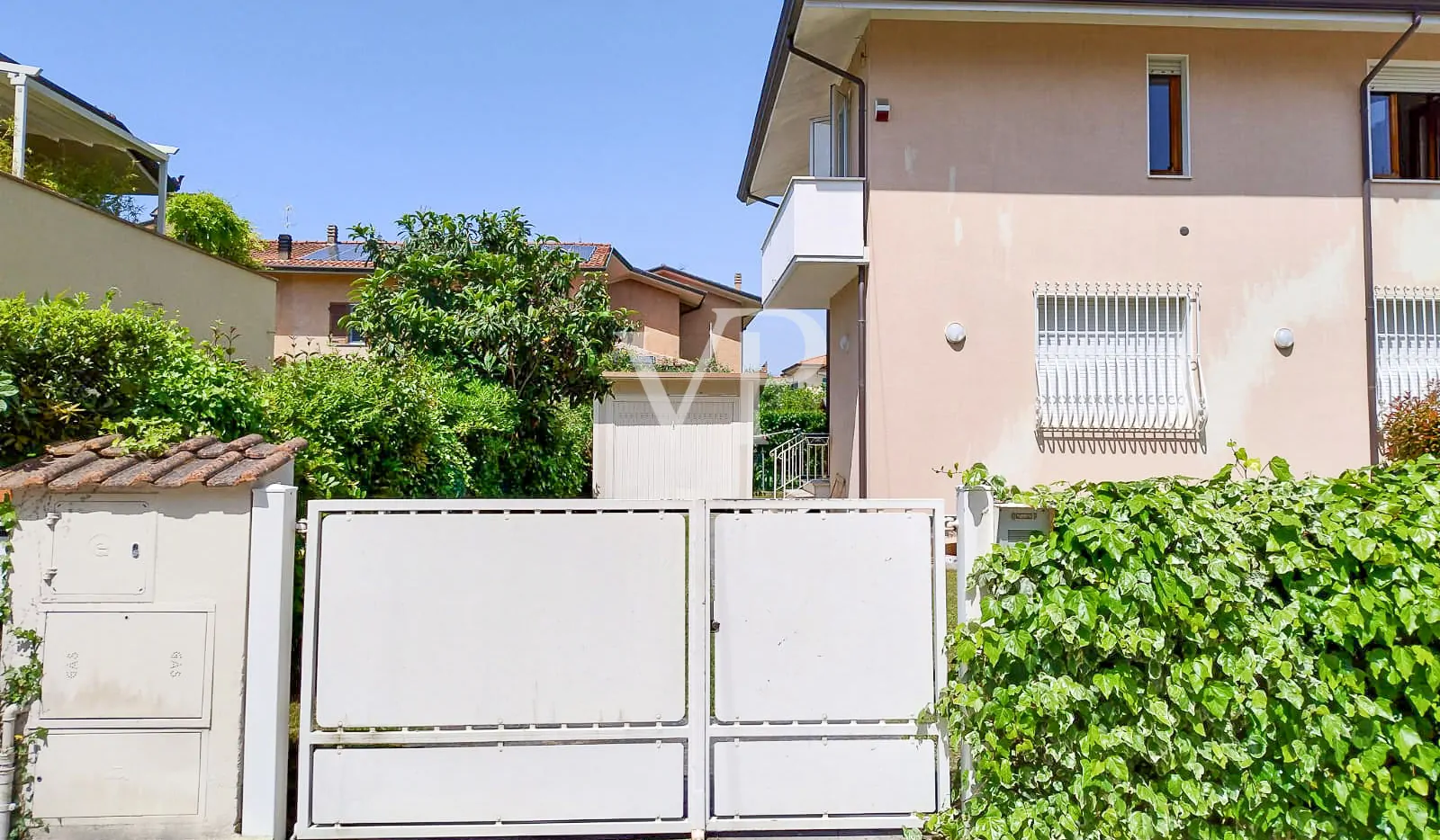Casa adosada independiente con jardín y terraza