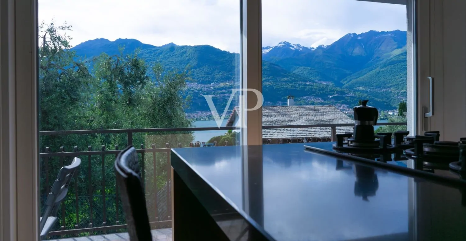 Residencia de lujo renovada en Colico, con vistas al lago