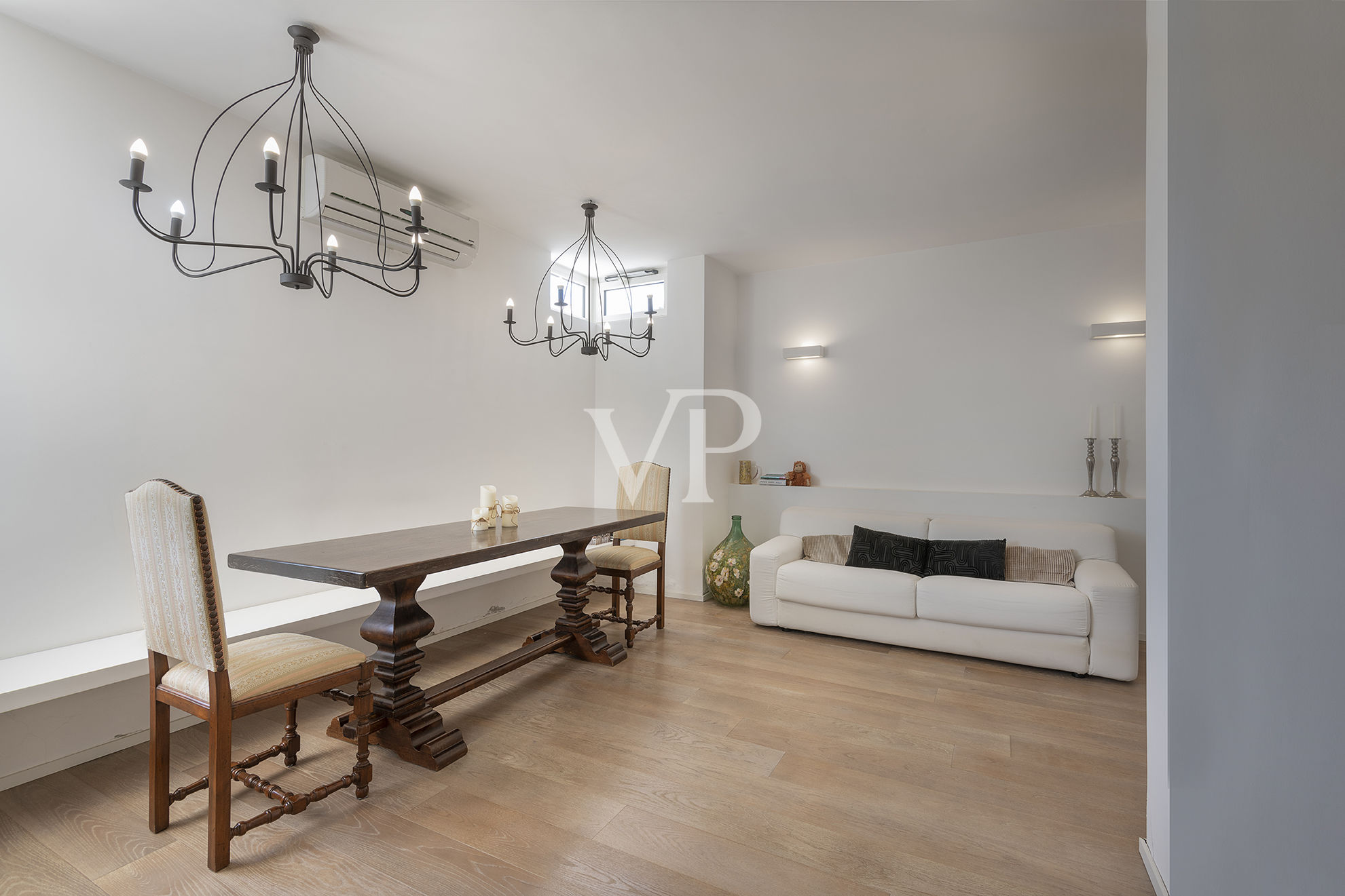 Repräsentative, moderne weiße Villa in den Hügeln