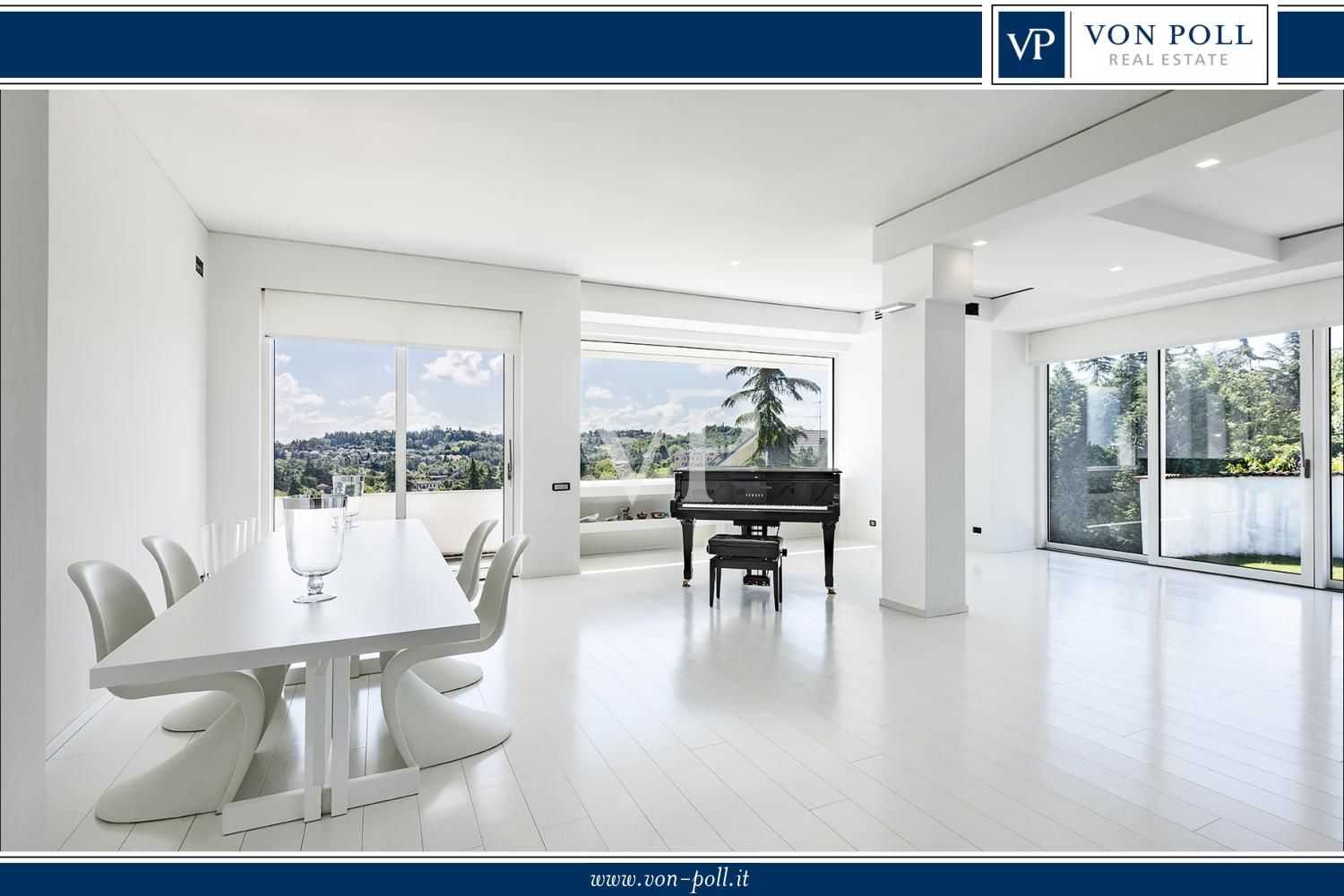 Repräsentative, moderne weiße Villa in den Hügeln