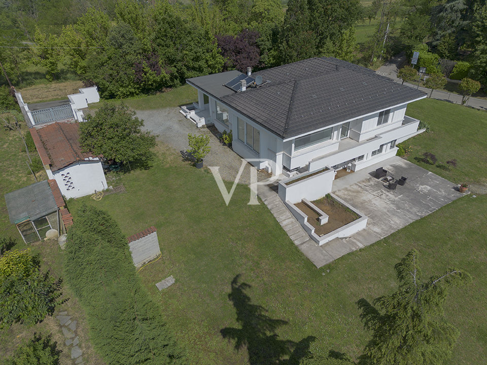 Repräsentative, moderne weiße Villa in den Hügeln