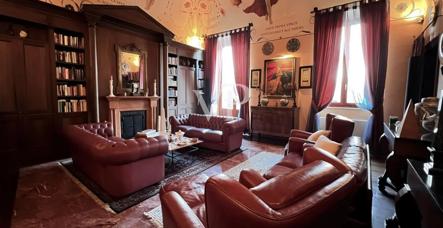 Prestigeträchtige historische Residenz mit Blick auf die Piazza Mazzini