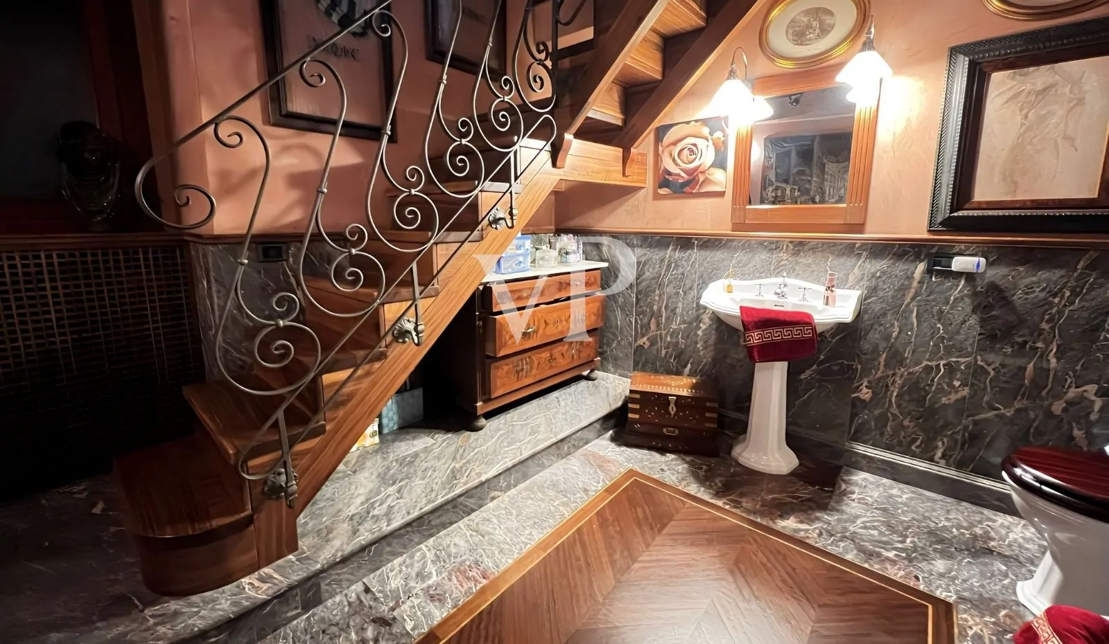 Prestigeträchtige historische Residenz mit Blick auf die Piazza Mazzini