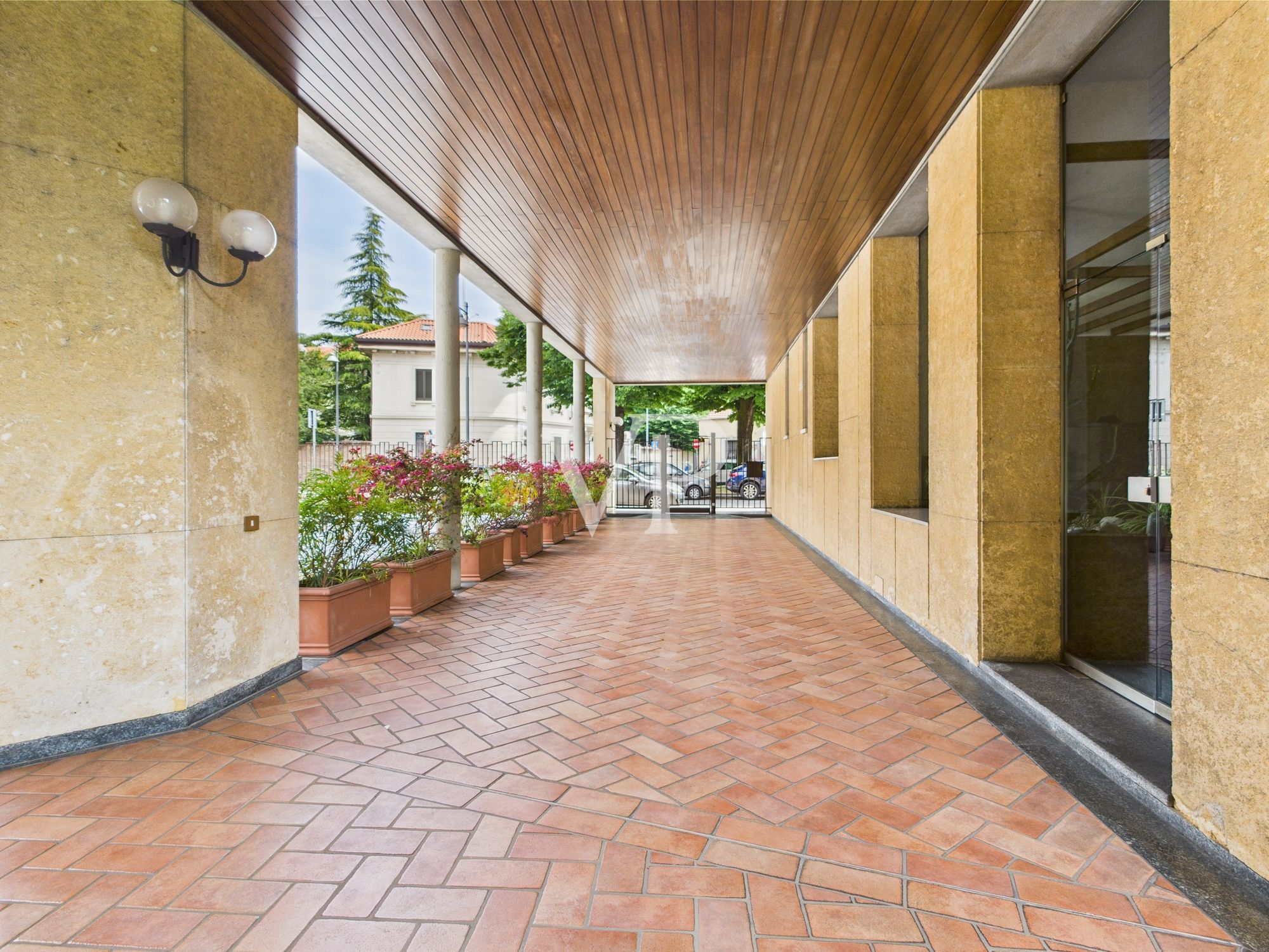 Ingresso del palazzo in direzione  portineria