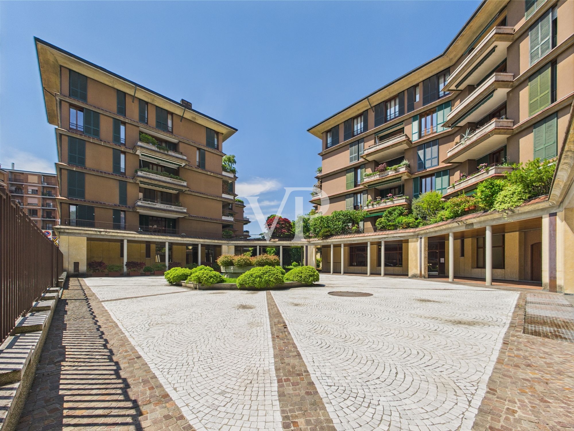 Vista del palazzo dall'ingresso di Largo Esterle