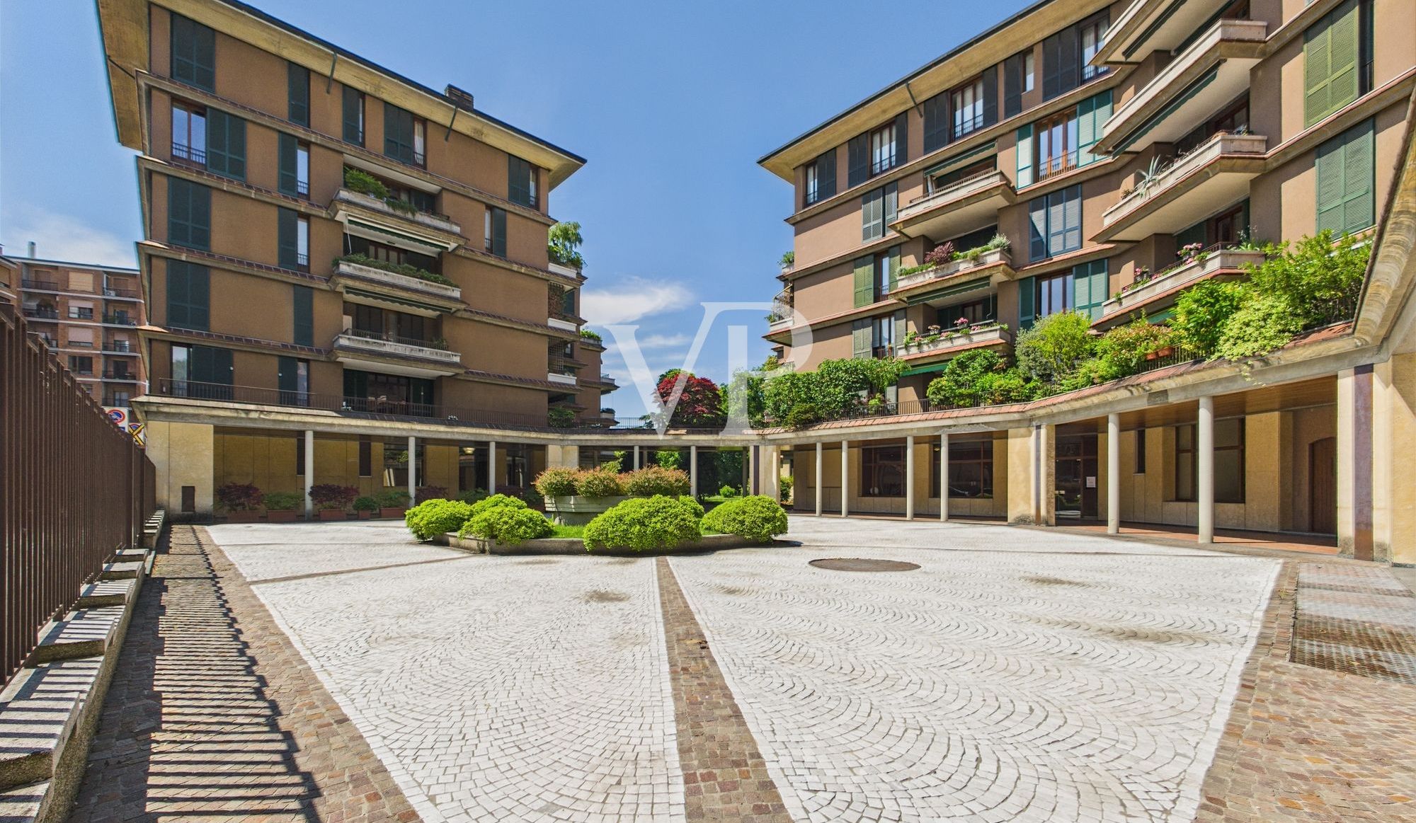 Vista del palazzo dall'ingresso di Largo Esterle