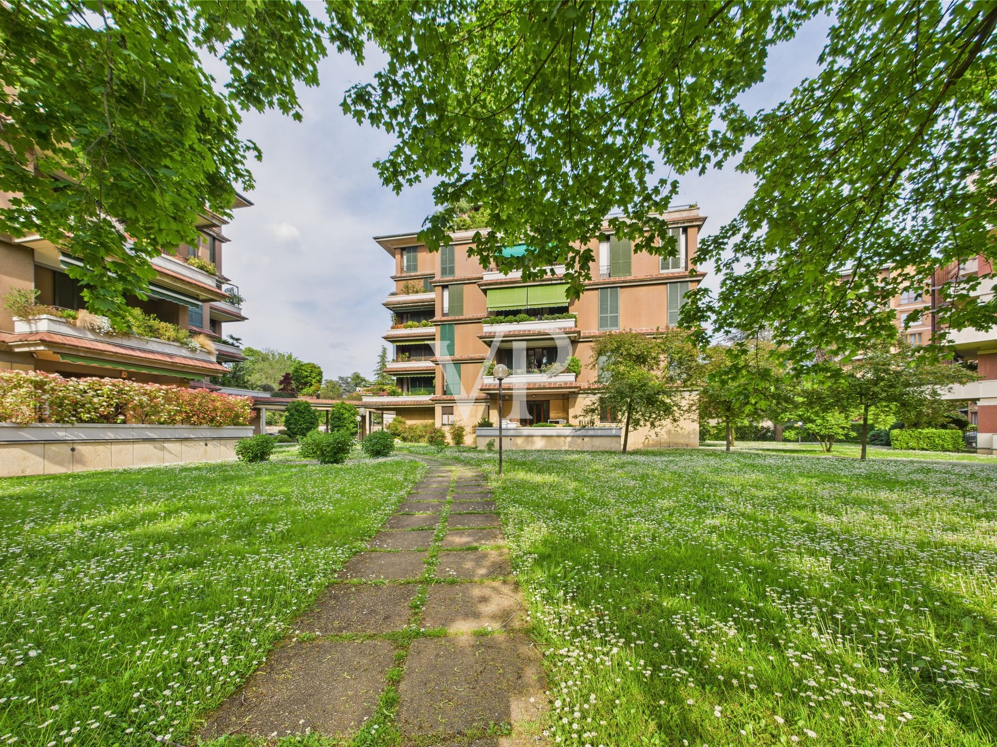 Vialetto del giardino che conduce alla portineria
