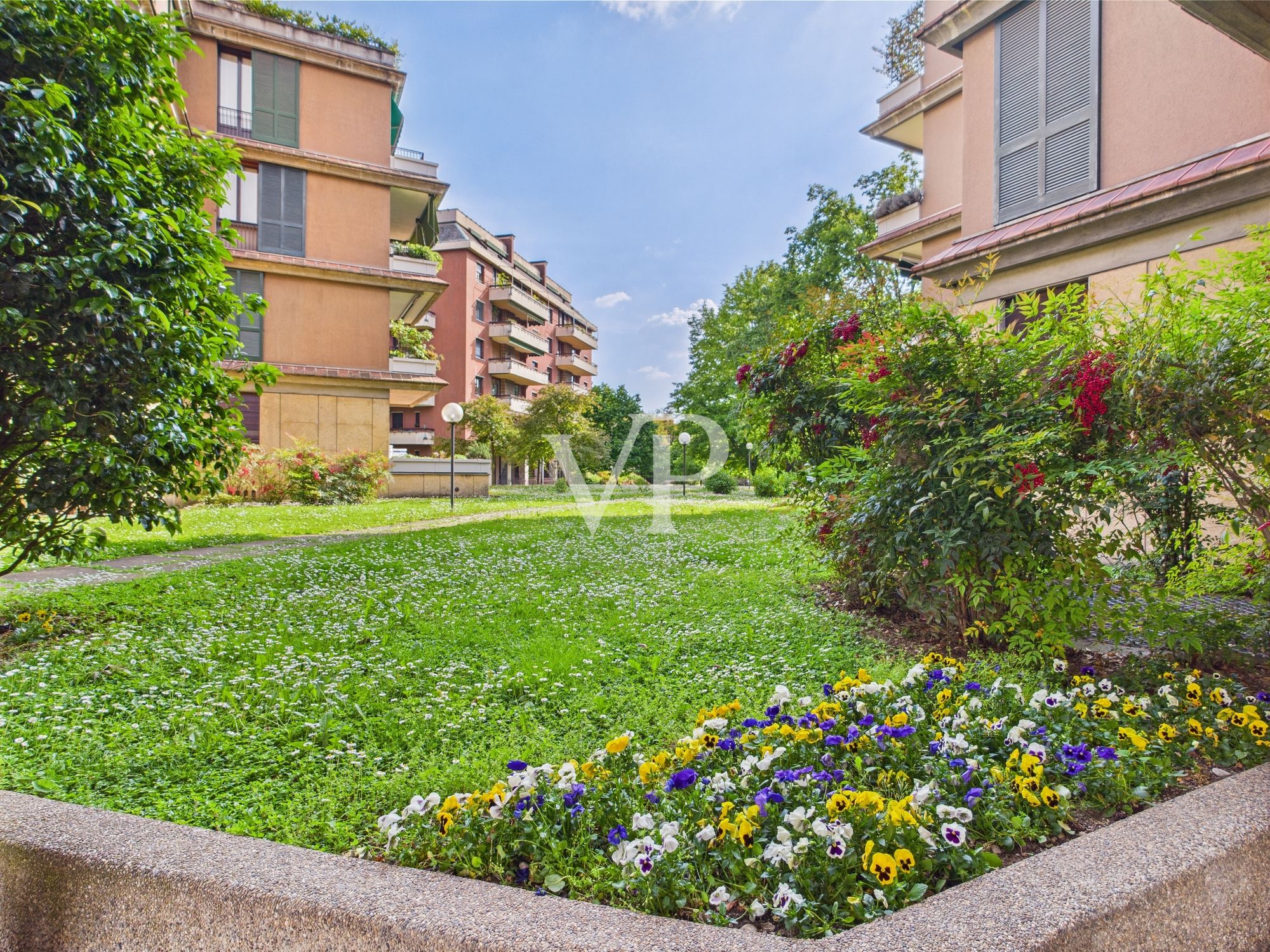 Angolo di giardino vicino all'ingresso