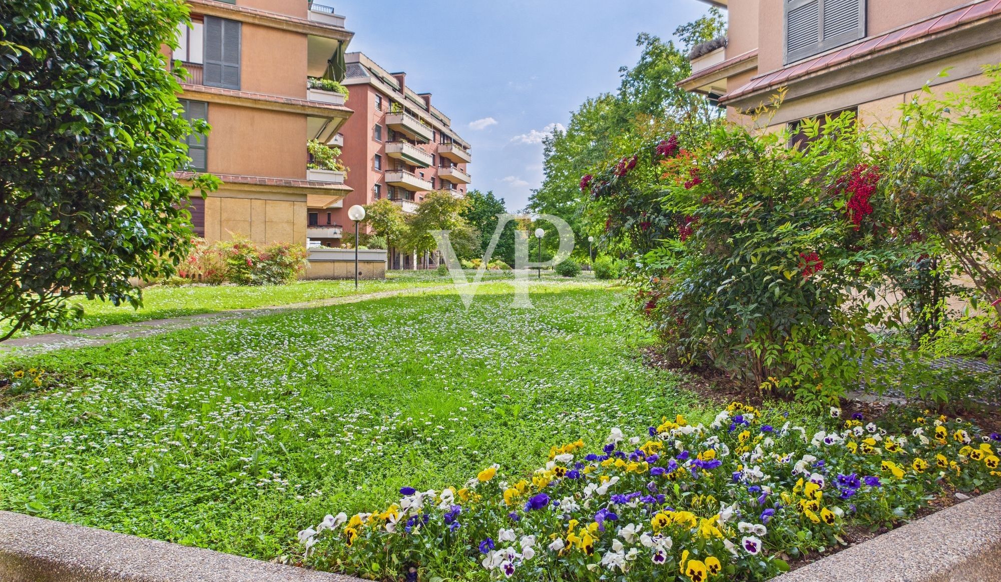Angolo di giardino vicino all'ingresso