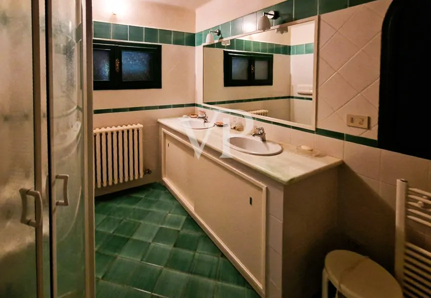 Tenuta storica con vista mare e 8 ettari di terreno – fascino toscano nei pressi di Pisa