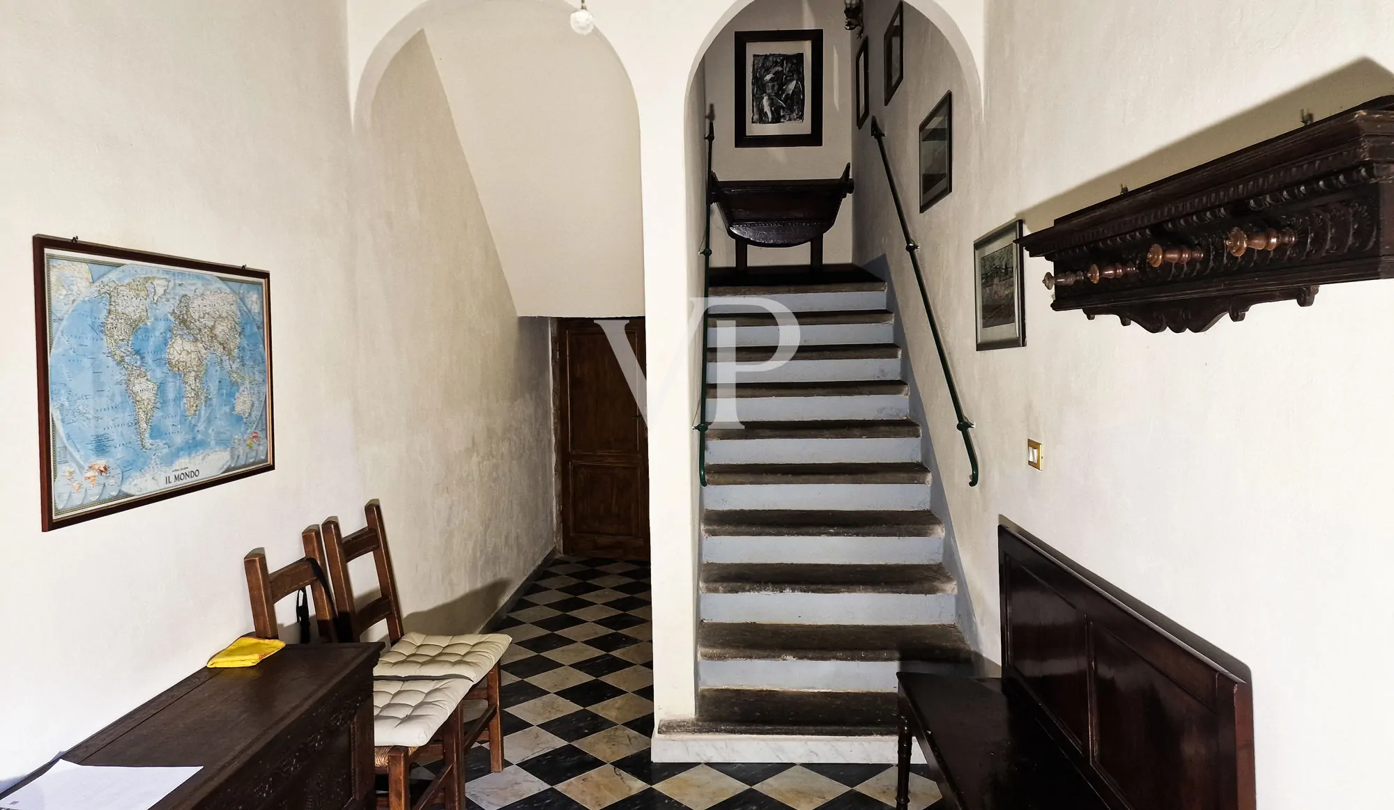 Tenuta storica con vista mare e 8 ettari di terreno – fascino toscano nei pressi di Pisa