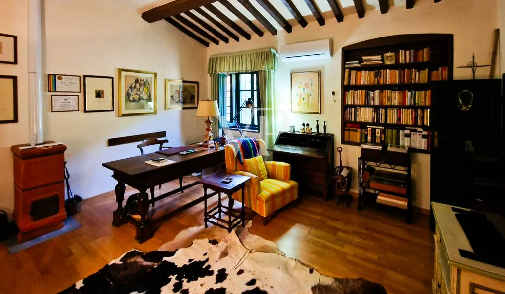 Tenuta storica con vista mare e 8 ettari di terreno – fascino toscano nei pressi di Pisa