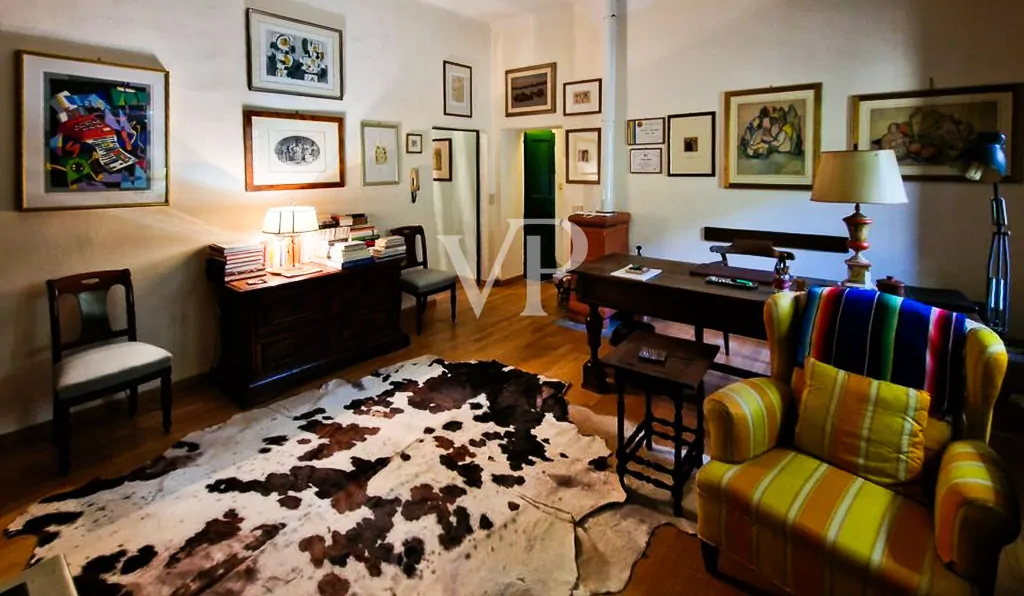 Tenuta storica con vista mare e 8 ettari di terreno – fascino toscano nei pressi di Pisa