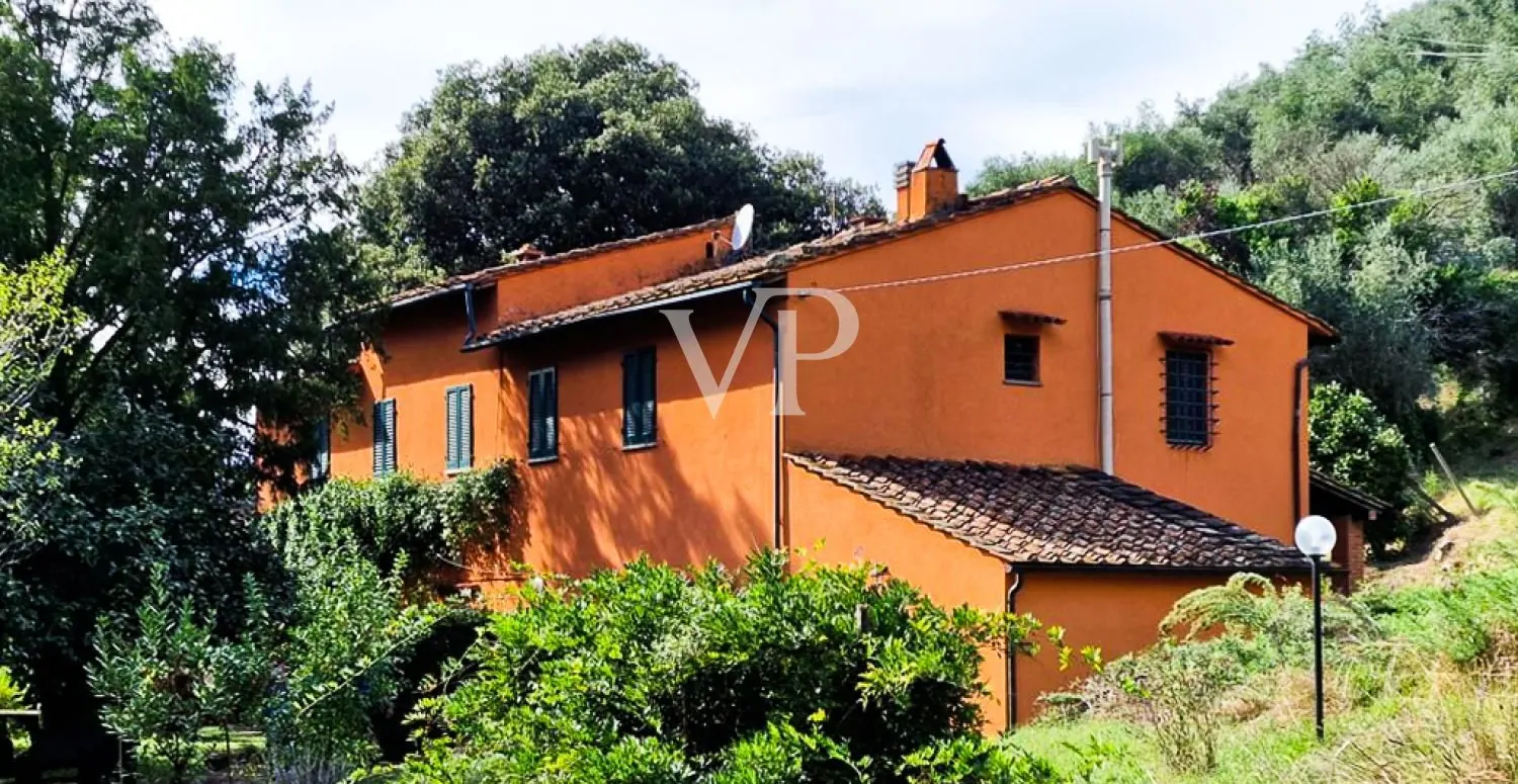 Tenuta storica con vista mare e 8 ettari di terreno – fascino toscano nei pressi di Pisa